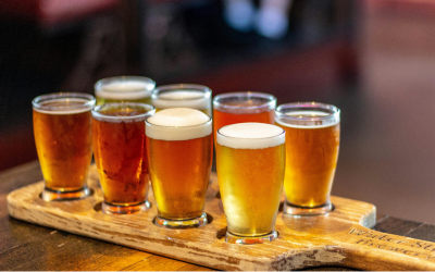 6 verres de bieres fraiches servies sur une planche apéro