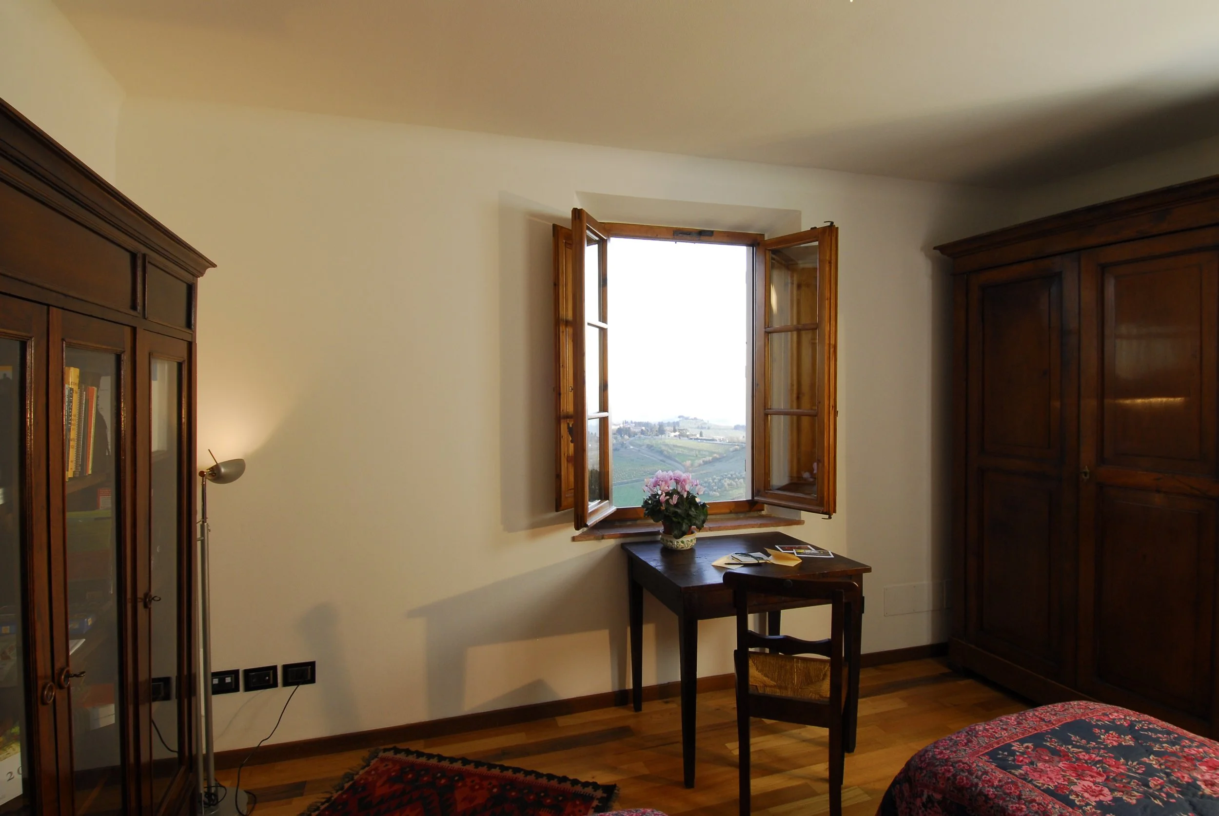 Desk with View Armadio.jpg