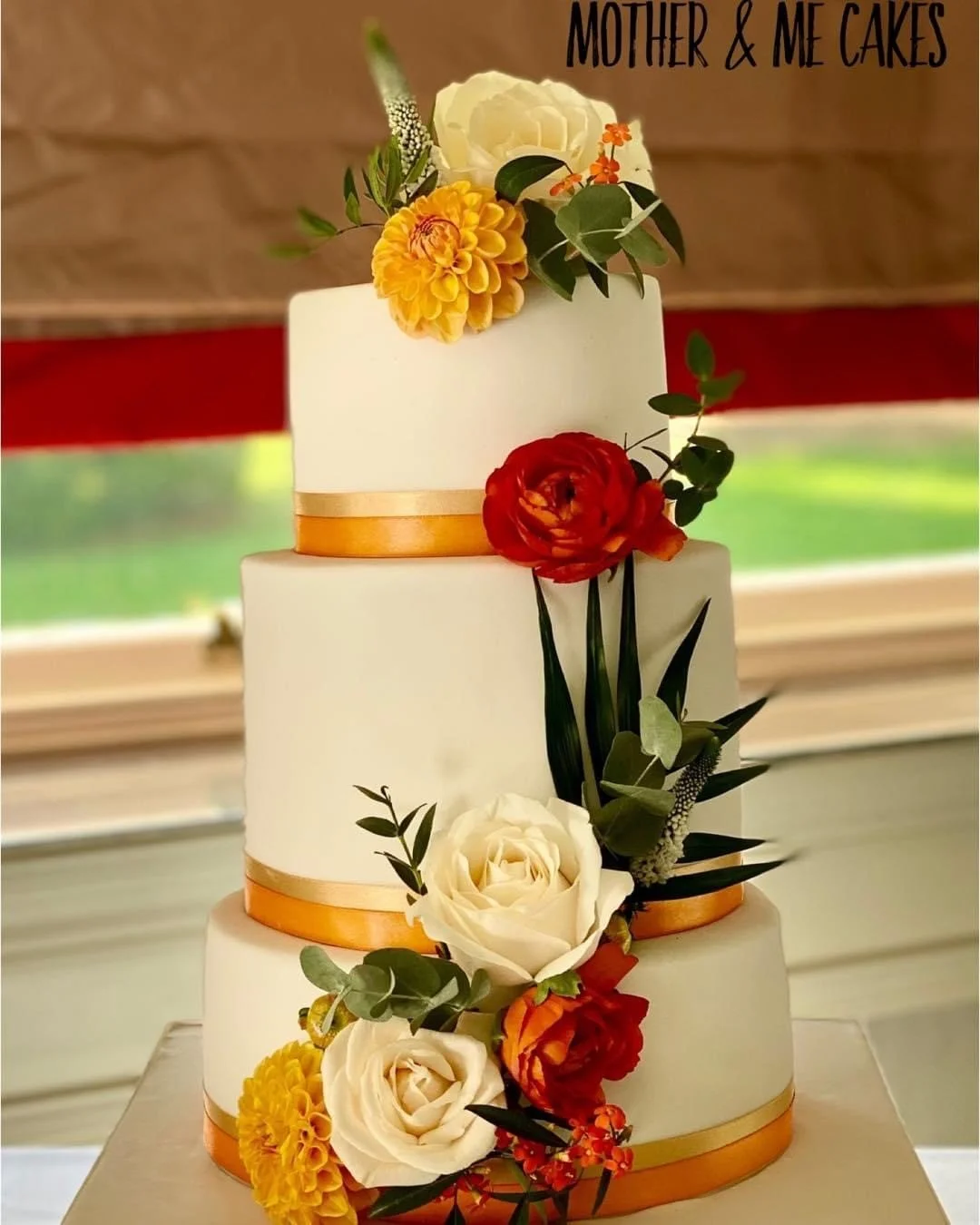 affordable-wedding-hemel-cake-maker-classic-fresh-flowers.jpg