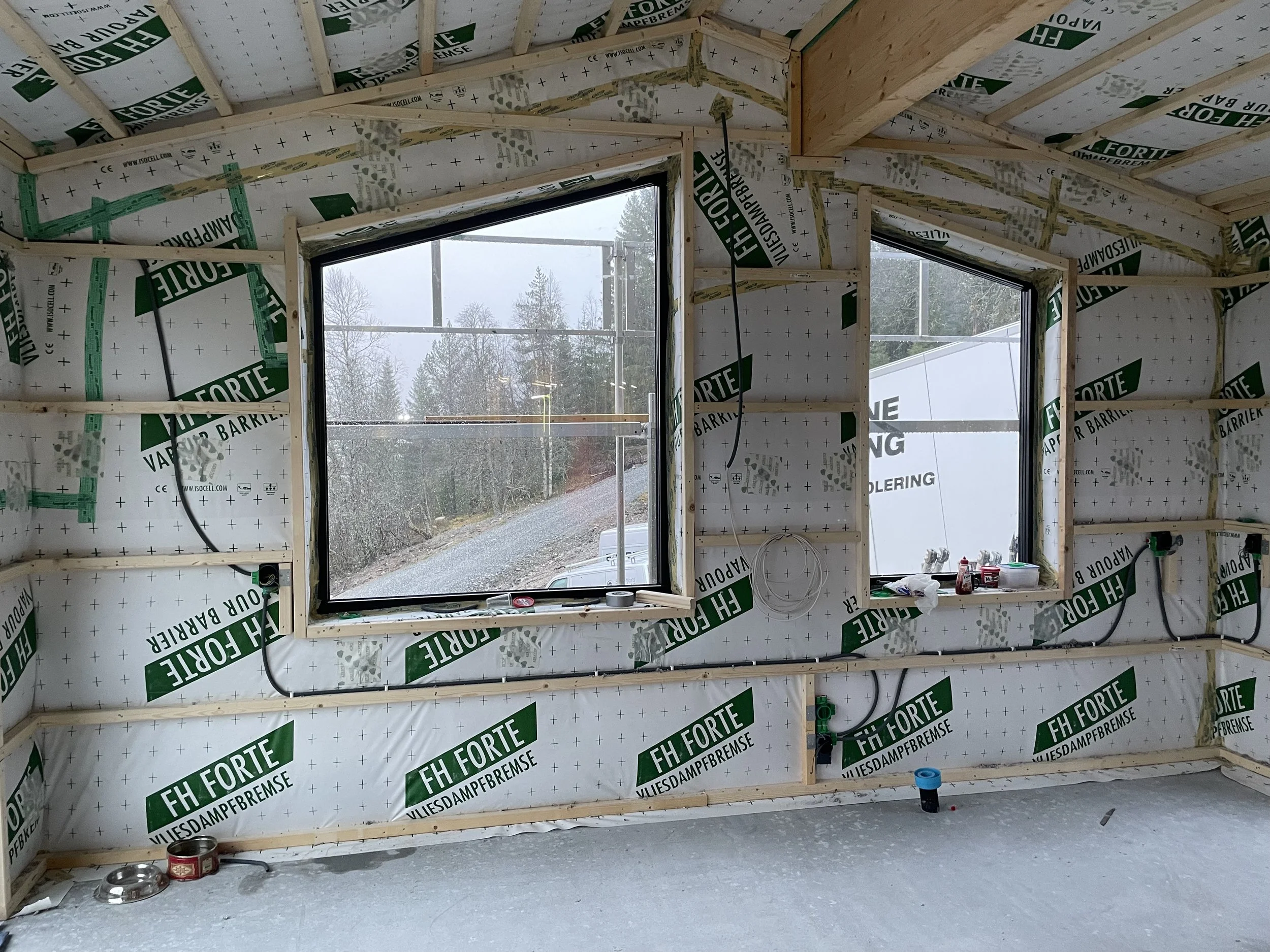 isolerte veggar og skråtak gjennom FH Forte duk og teipar hola tilslutt. 