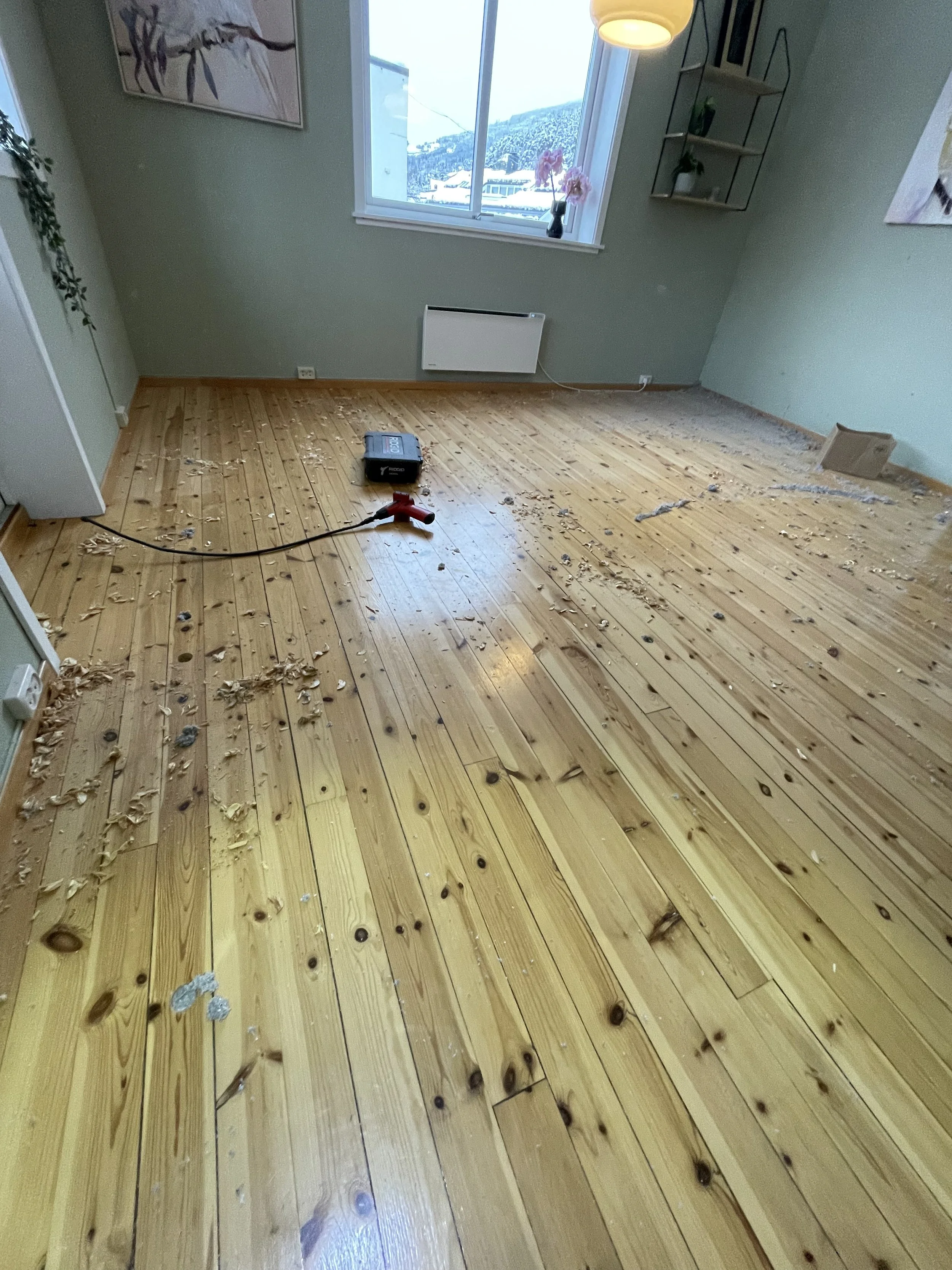 Gammalt tregolv med manglande isolering