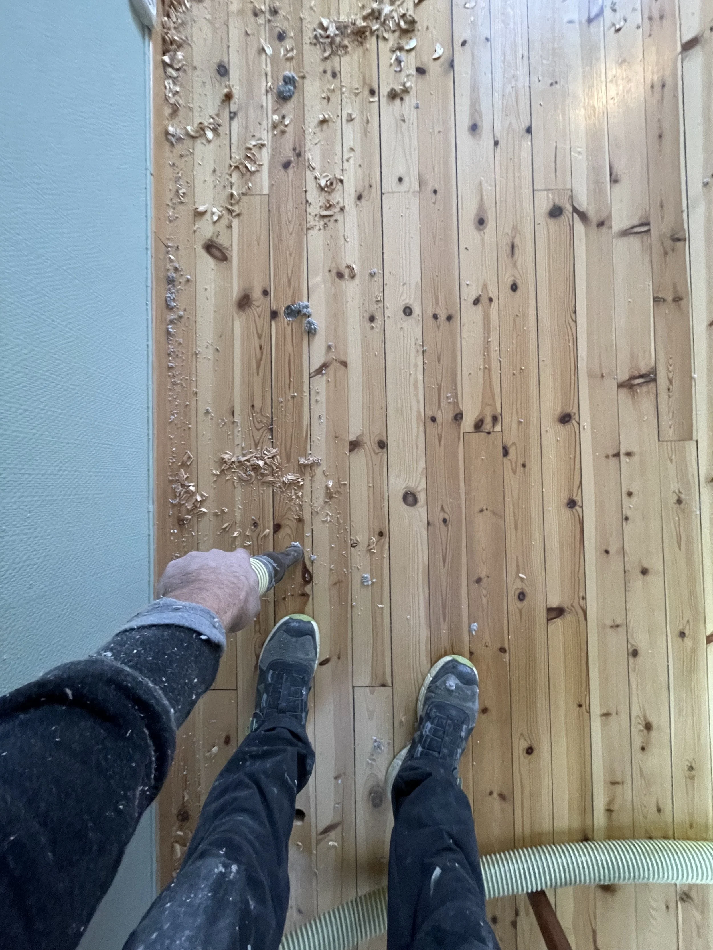 Borehola blir tetta med trepluggar tilslutt