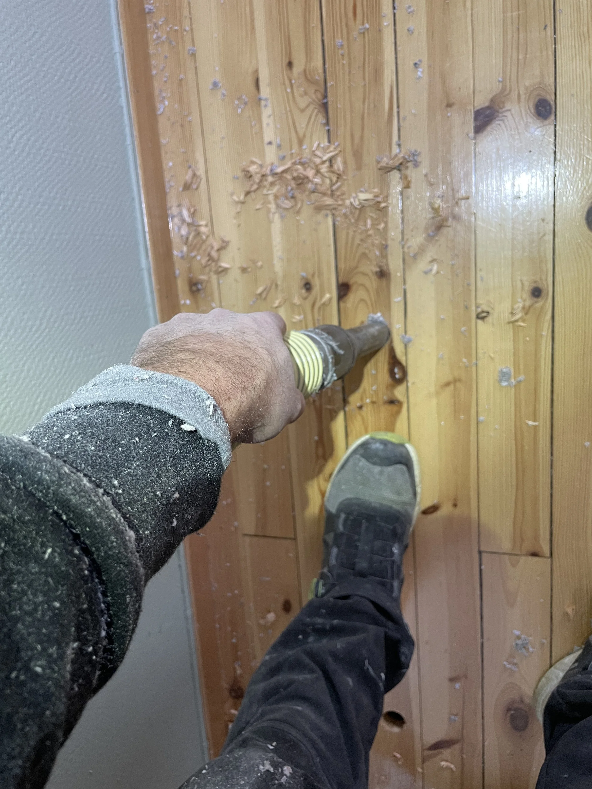 Borar med 32 mm bor, og isolerar med cellulose