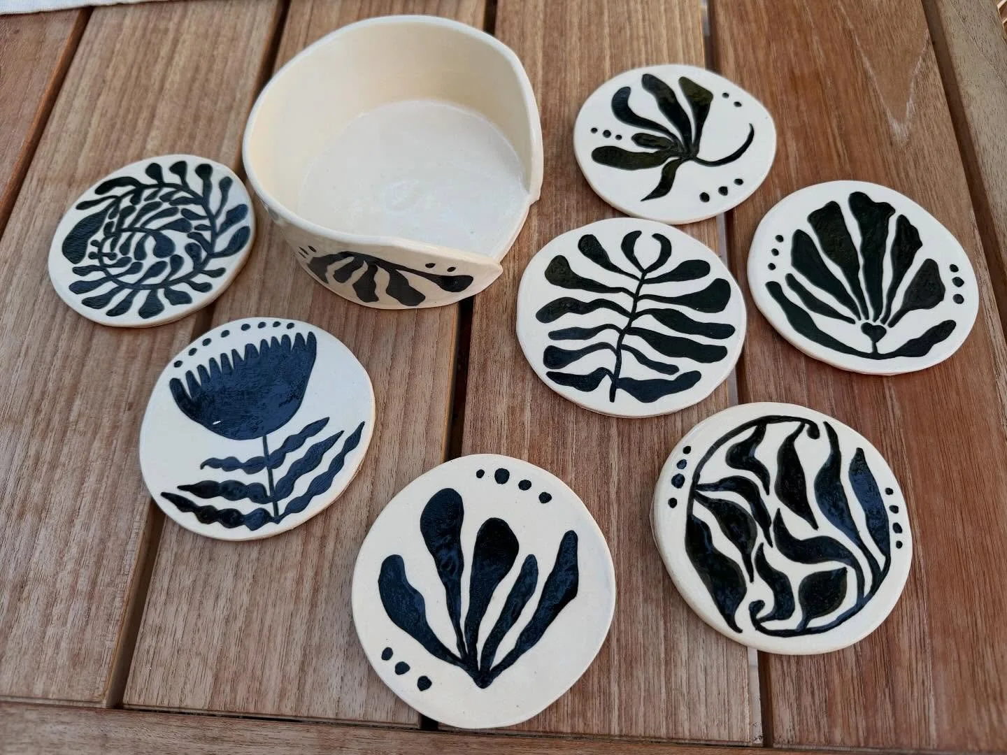 Who said coasters can&rsquo;t be cute? ✨ 

#potteryhandbuilding #potterydesign #coastersets