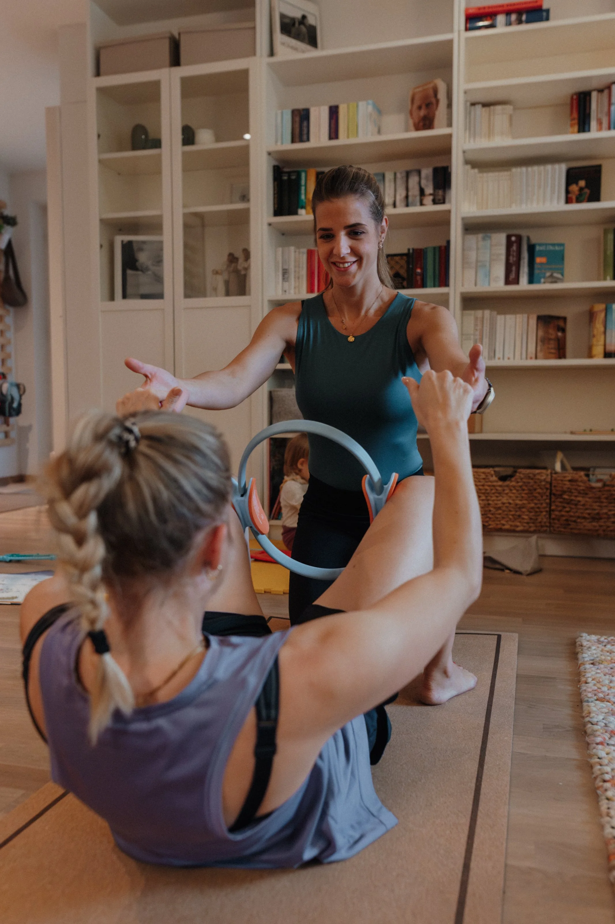 Stärkendes, gemeinsames Training im 1:1. Spass und Motivation gehören zur Unterstützung bei Powerful Mom - angepasst an deinen Alltag und deine aktuelle Situation. Hier eine Übung nach der Geburt, zur Förderung der Rückbildung. Kinder mit dabei.