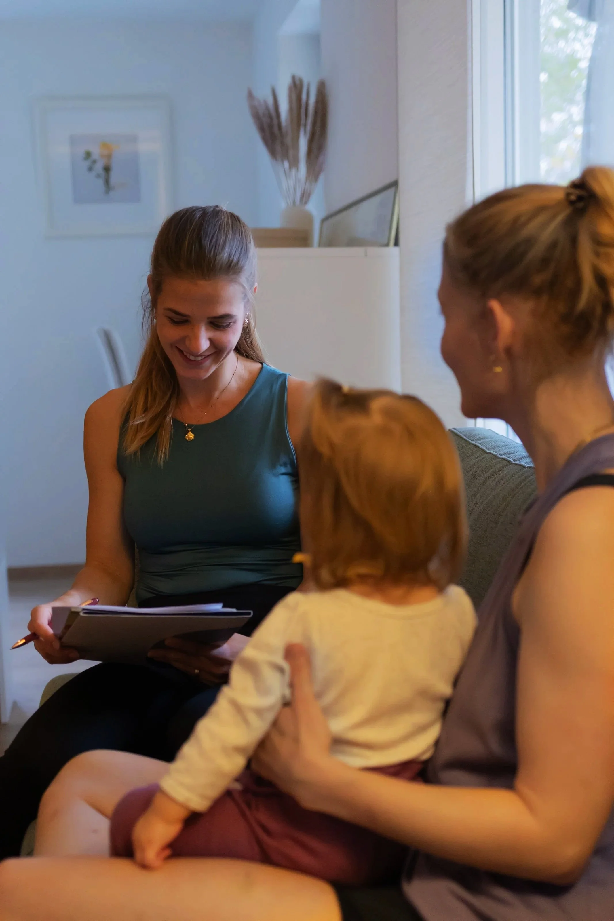 Powerful Mom Anamnese bei der Standortbestimmung. Ziele der Kundin evaluieren und Übungen erstellen anhand ihrer Bedürfnisse und körperlichen Phase und Verfassung. Individuell abgestimmt.