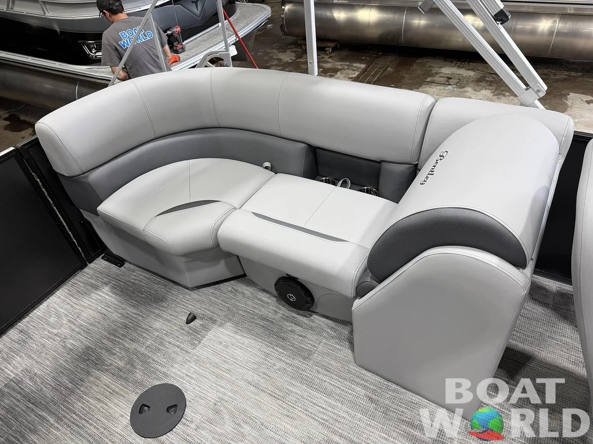 large-watermarked-2026-bentley-legacy-200-navigator-quad-lounge-pontoon-34995 (17).jpg
