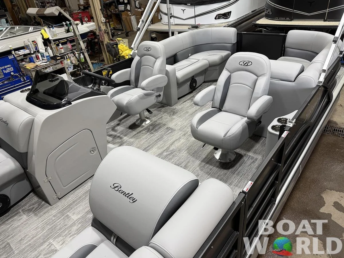 large-watermarked-2026-bentley-legacy-200-navigator-quad-lounge-pontoon-34995 (2).jpg