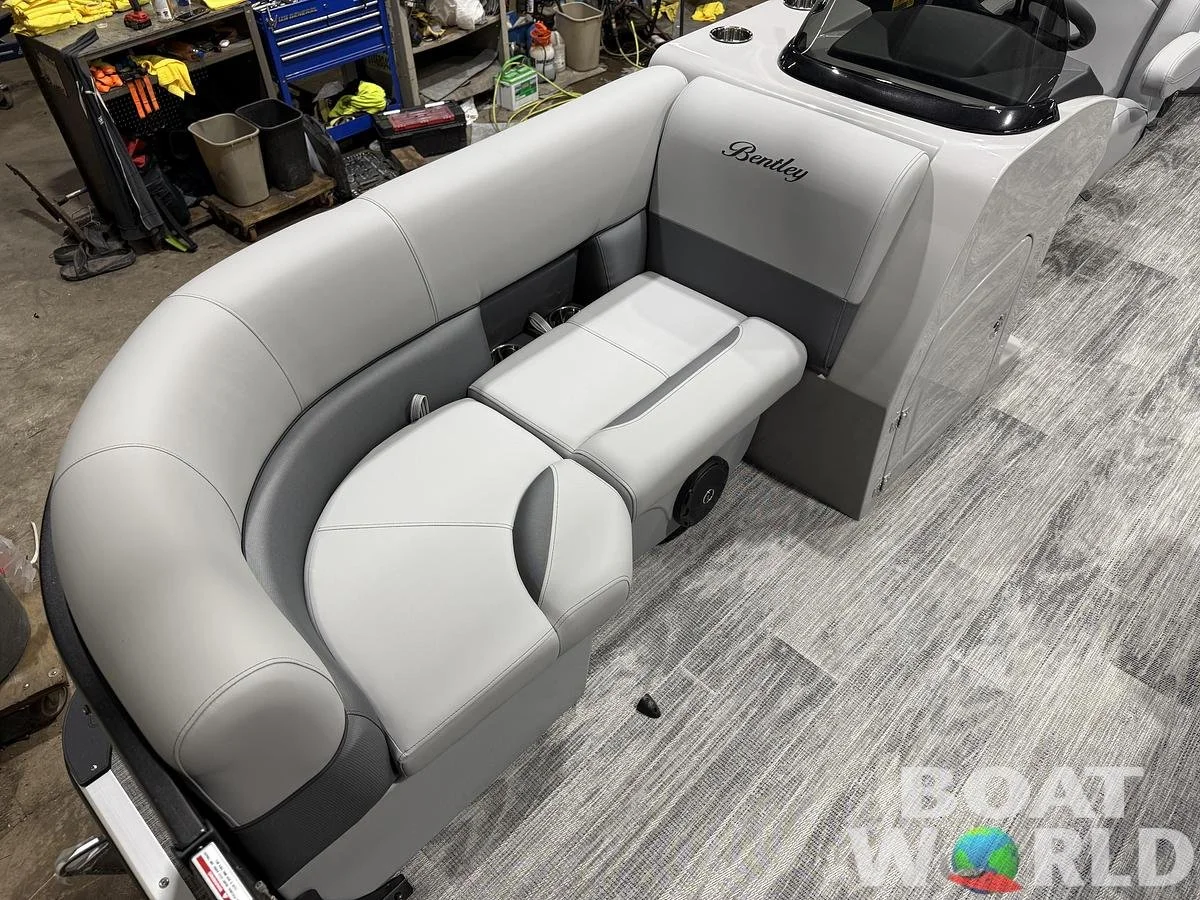large-watermarked-2026-bentley-legacy-200-navigator-quad-lounge-pontoon-34995 (8).jpg