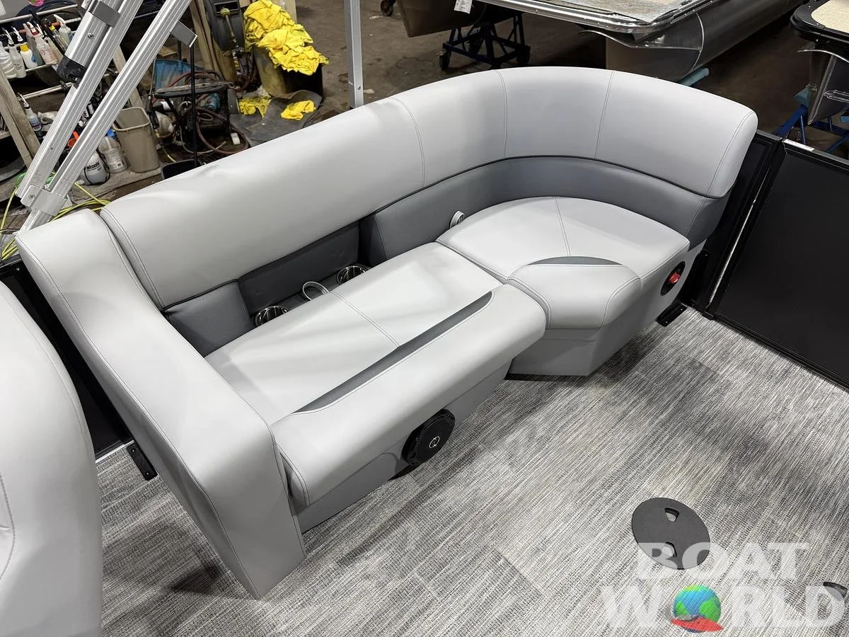 large-watermarked-2026-bentley-legacy-200-navigator-quad-lounge-pontoon-34995 (18).jpg