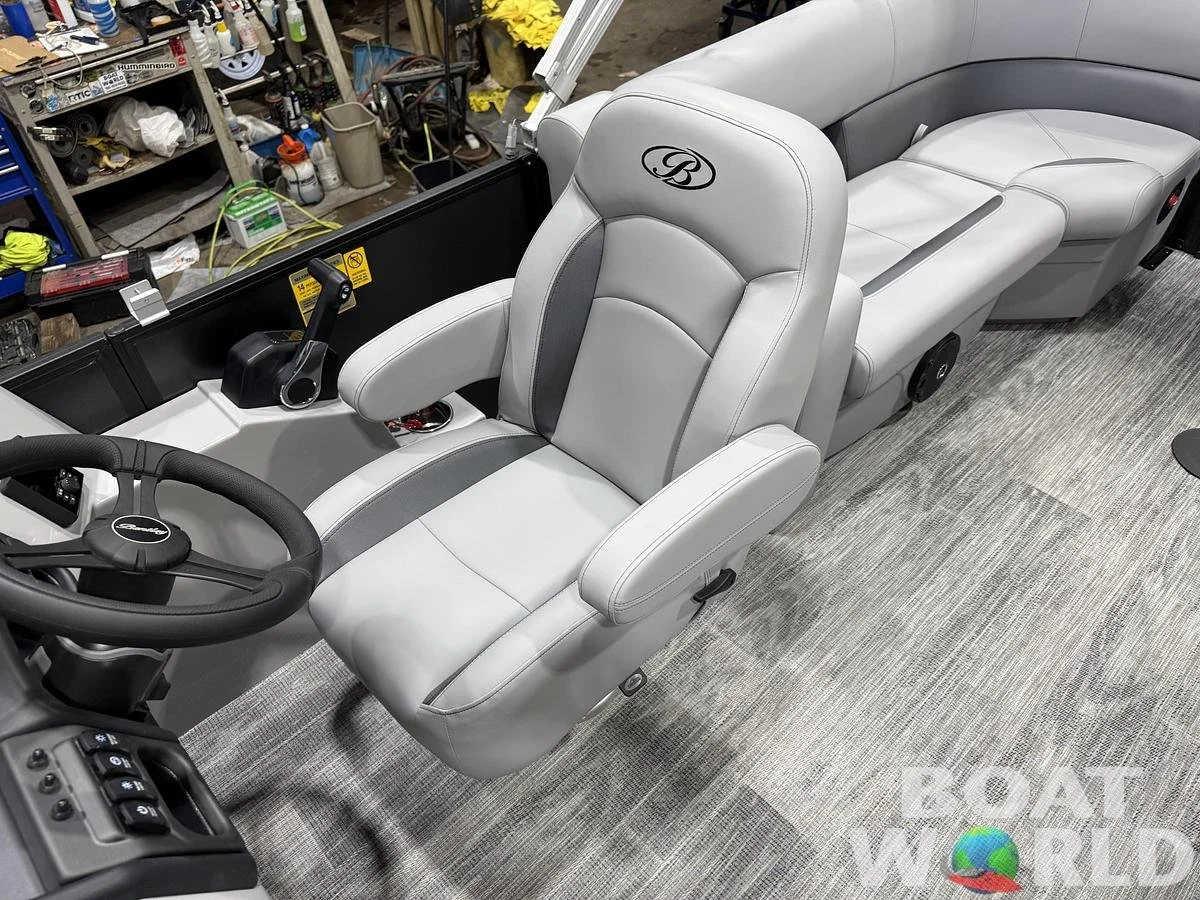 large-watermarked-2026-bentley-legacy-200-navigator-quad-lounge-pontoon-34995 (12).jpg