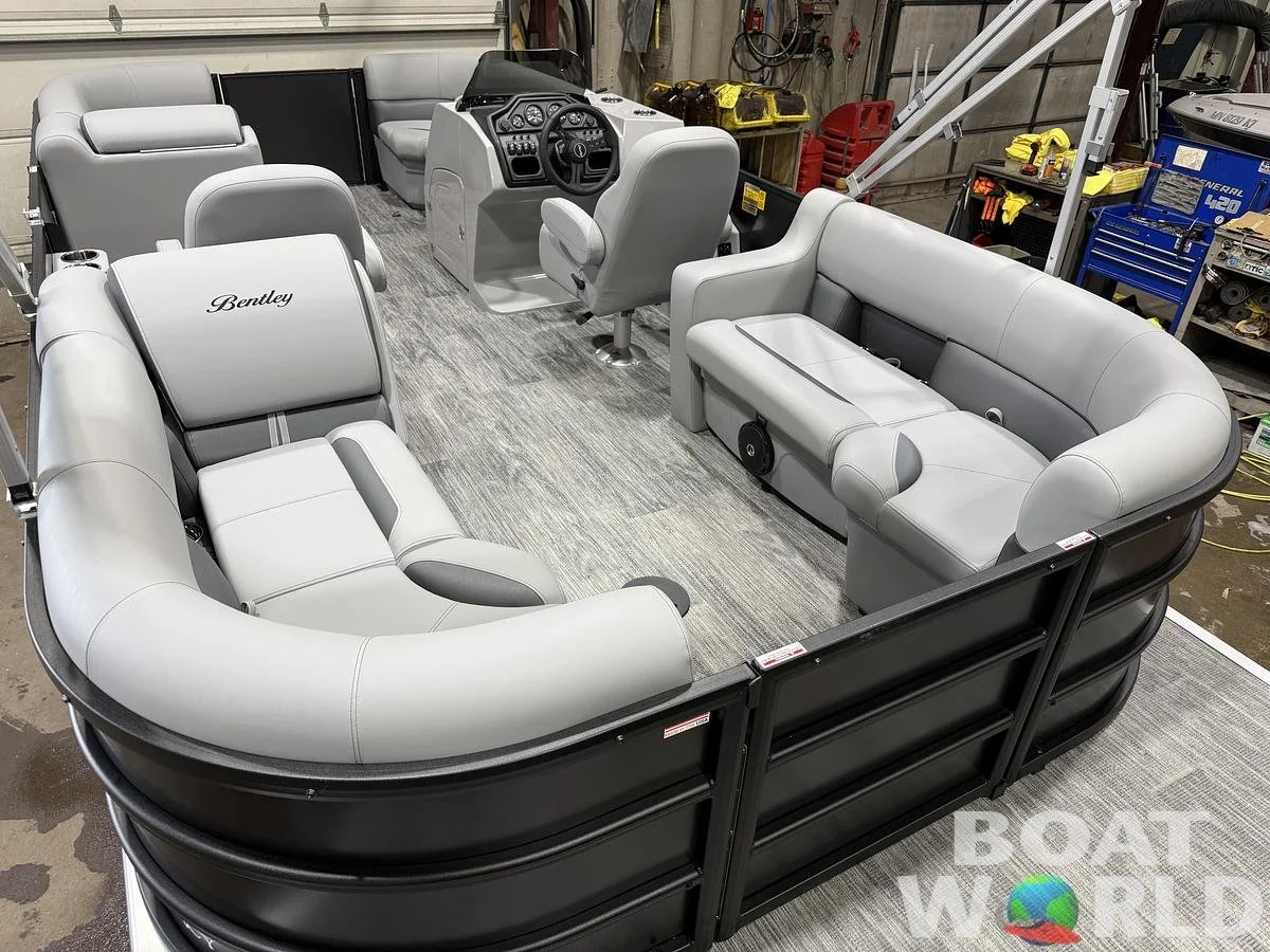 large-watermarked-2026-bentley-legacy-200-navigator-quad-lounge-pontoon-34995 (19).jpg