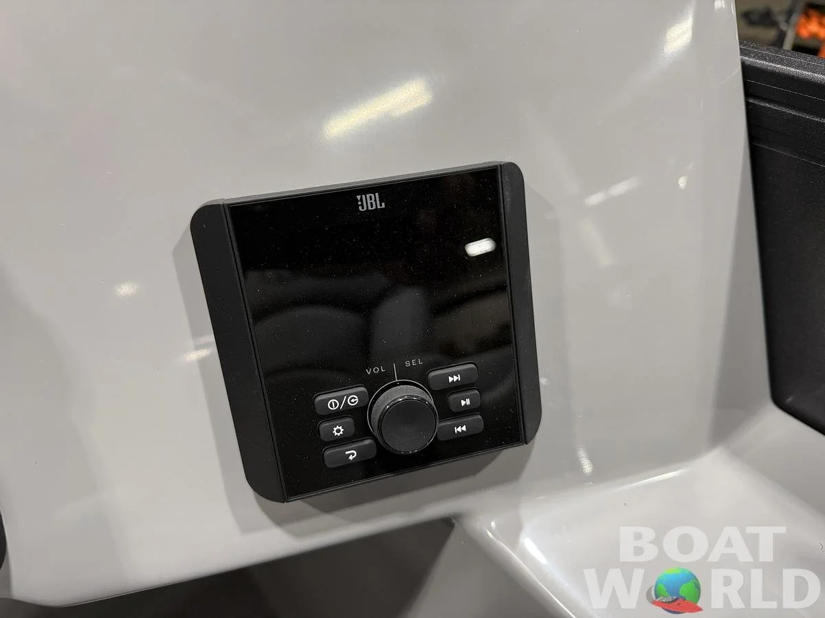 large-watermarked-2026-bentley-legacy-200-navigator-quad-lounge-pontoon-34995 (15).jpg