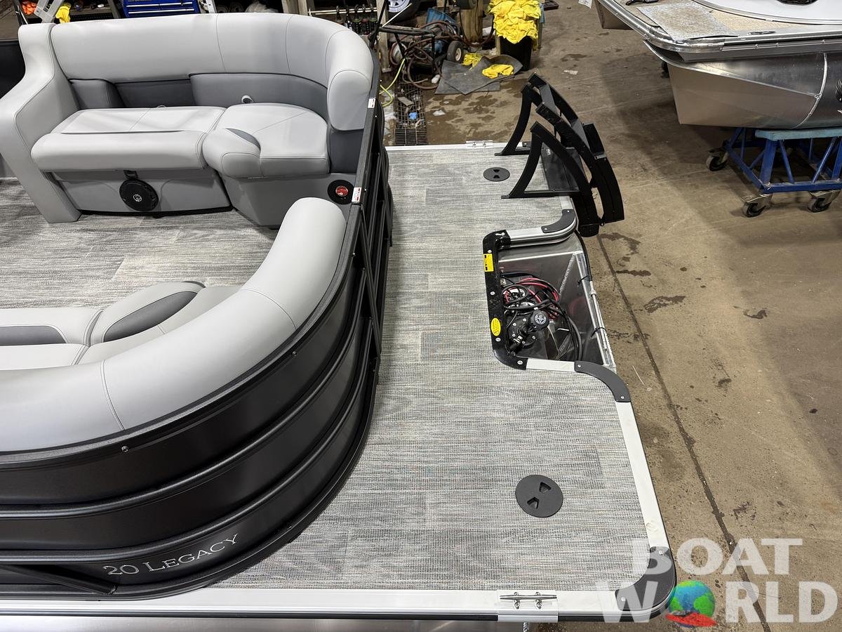 large-watermarked-2026-bentley-legacy-200-navigator-quad-lounge-pontoon-34995 (4).jpg