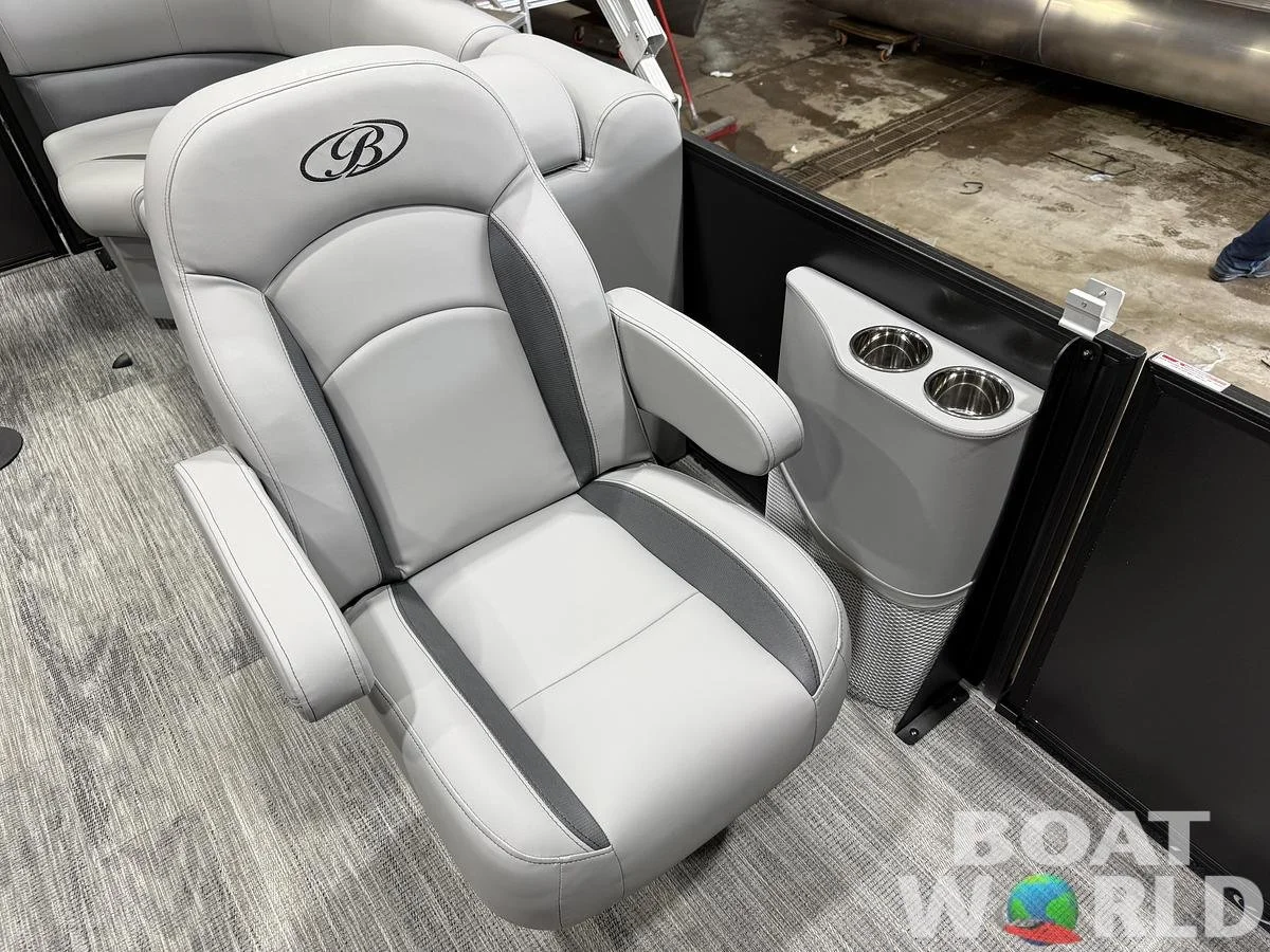 large-watermarked-2026-bentley-legacy-200-navigator-quad-lounge-pontoon-34995 (10).jpg