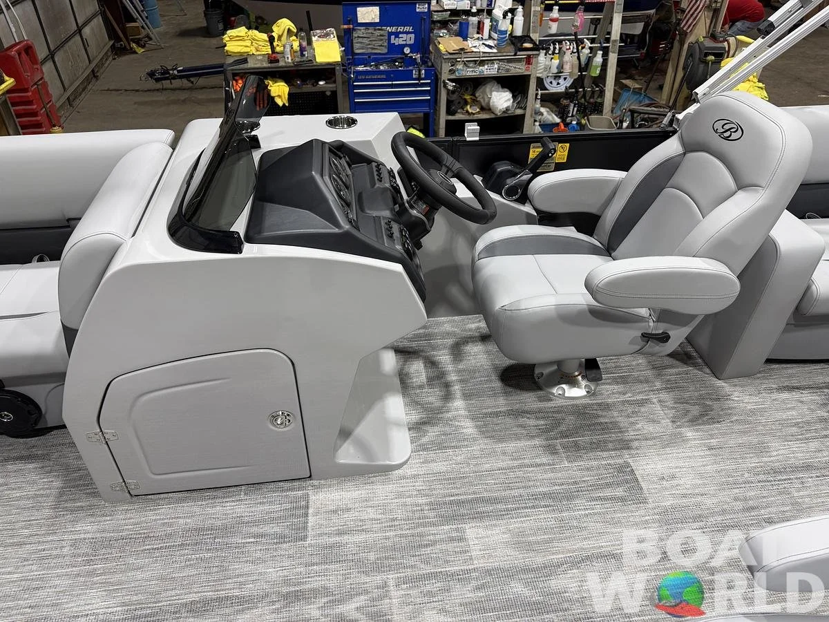 large-watermarked-2026-bentley-legacy-200-navigator-quad-lounge-pontoon-34995 (11).jpg