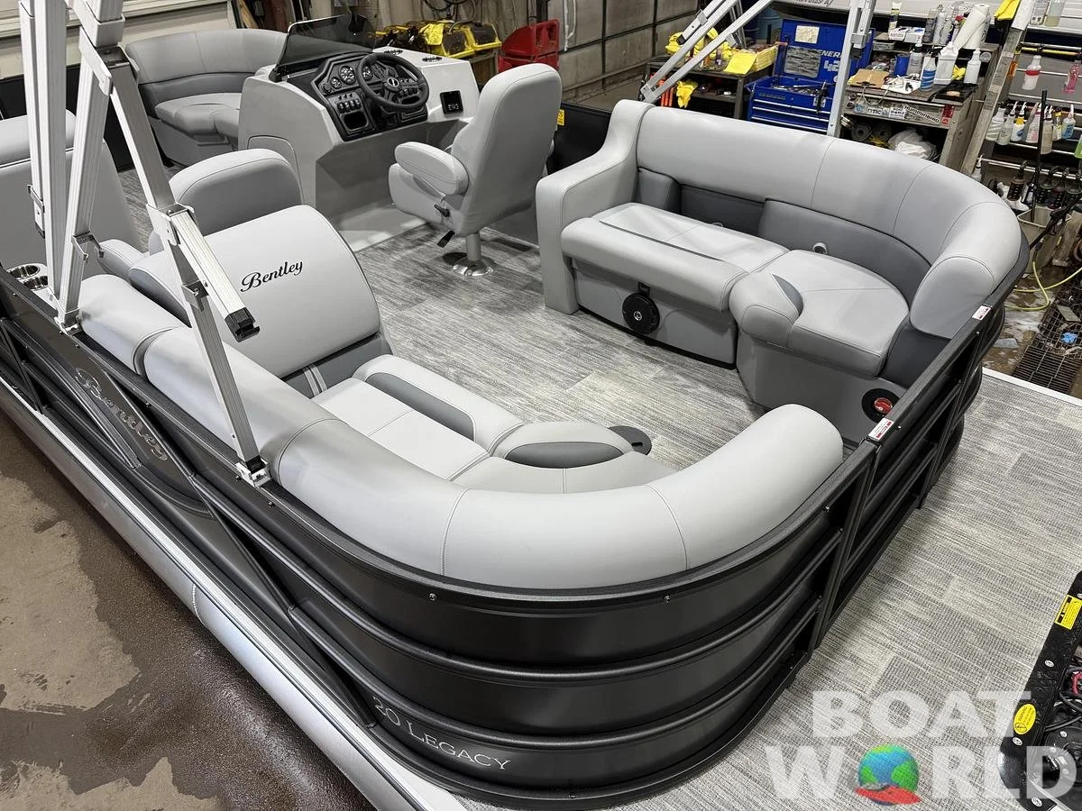 large-watermarked-2026-bentley-legacy-200-navigator-quad-lounge-pontoon-34995 (3).jpg