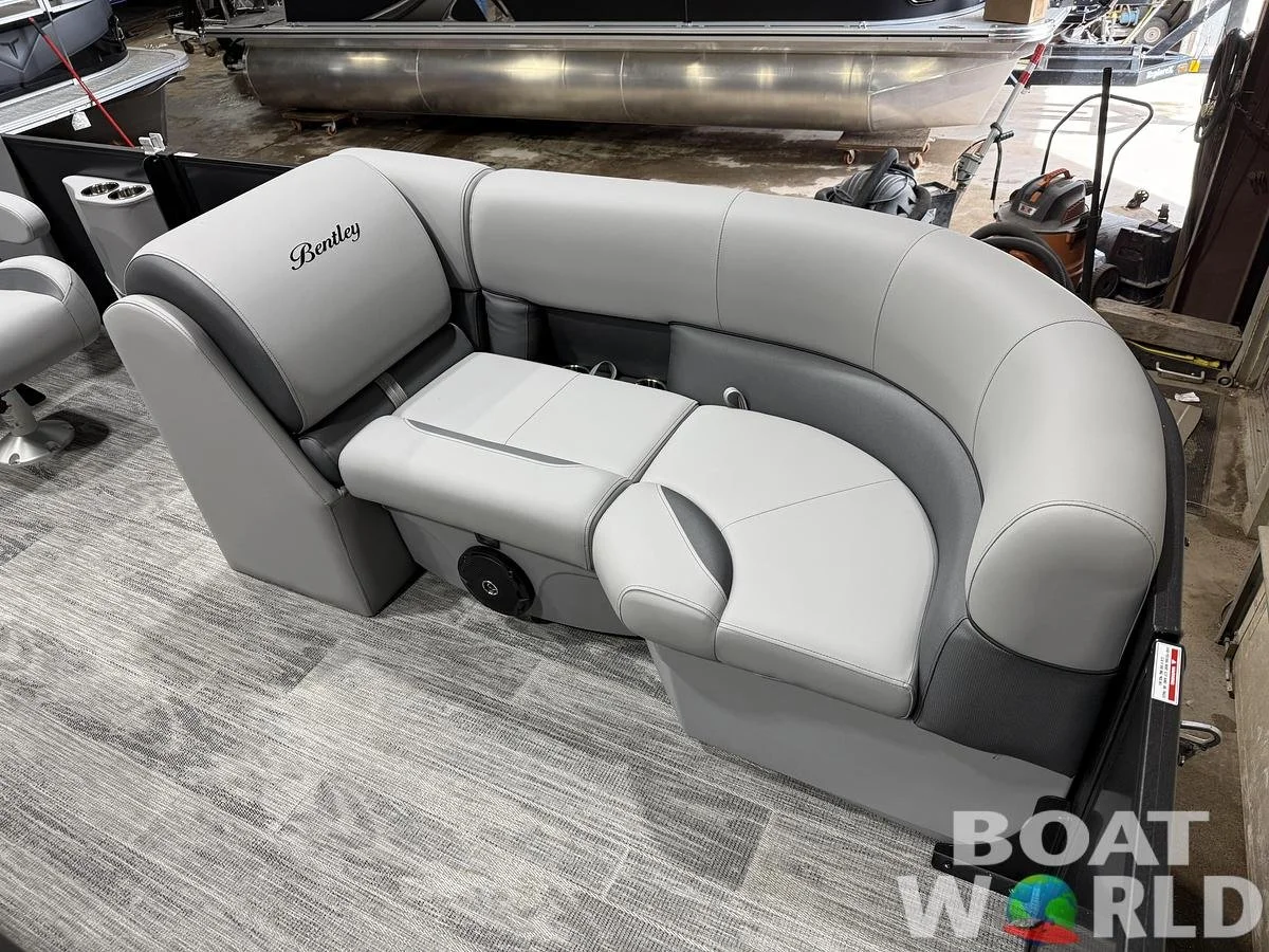 large-watermarked-2026-bentley-legacy-200-navigator-quad-lounge-pontoon-34995 (9).jpg
