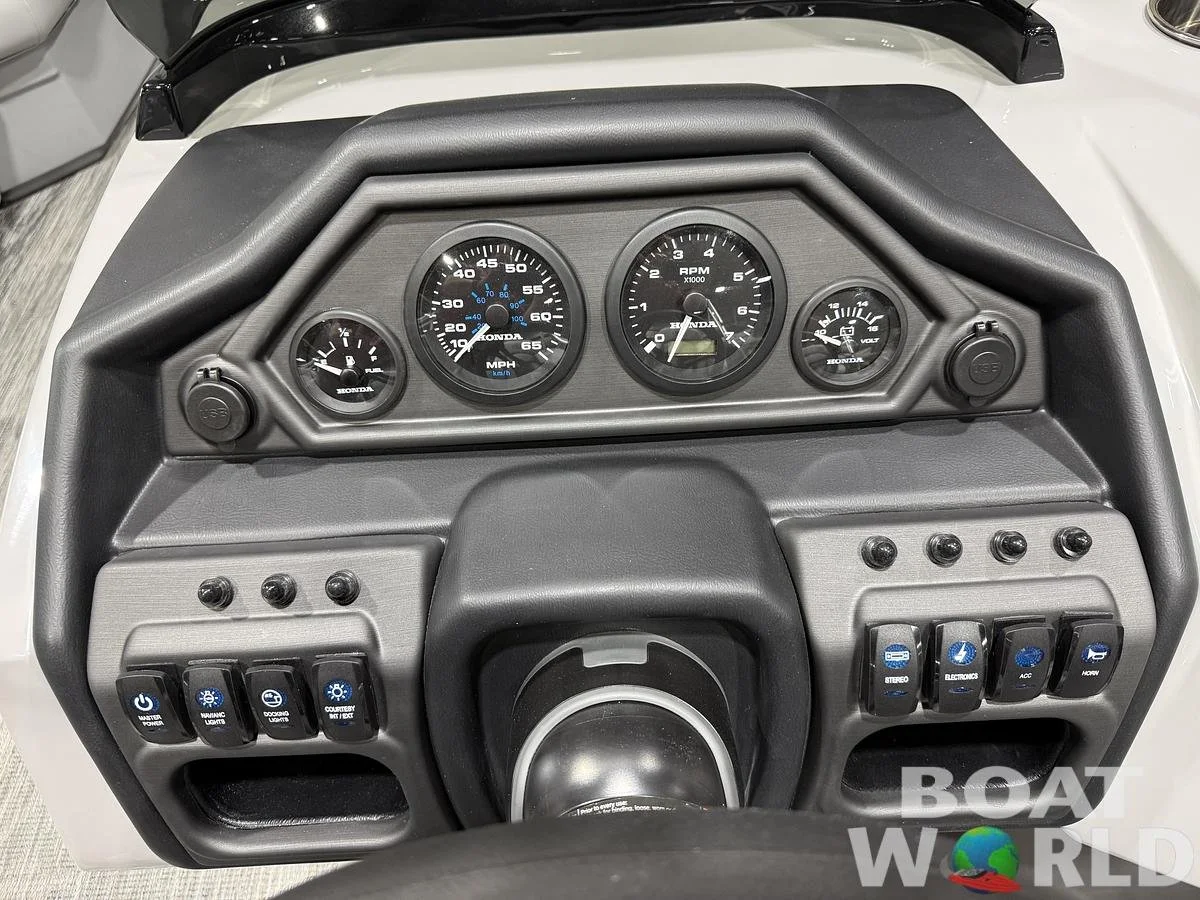 large-watermarked-2026-bentley-legacy-200-navigator-quad-lounge-pontoon-34995 (14).jpg
