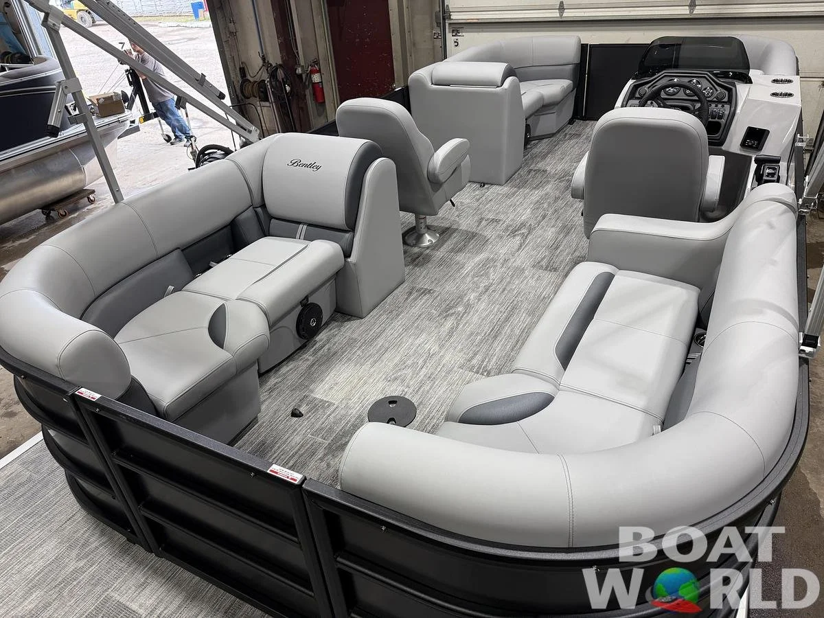 large-watermarked-2026-bentley-legacy-200-navigator-quad-lounge-pontoon-34995 (20).jpg