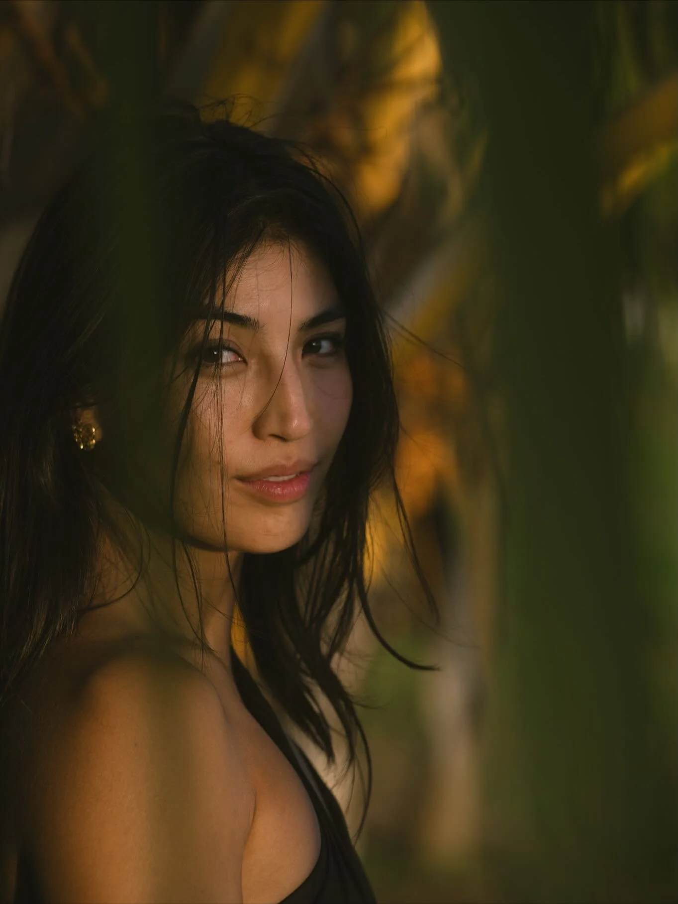 Beauty moved by wind, shaped by light and shadows.
@yada.badaboom 
.
.
.
.
.
.
.
#cinematicphotography #hawaiiphotographer #hawaiimodel @jingege_z