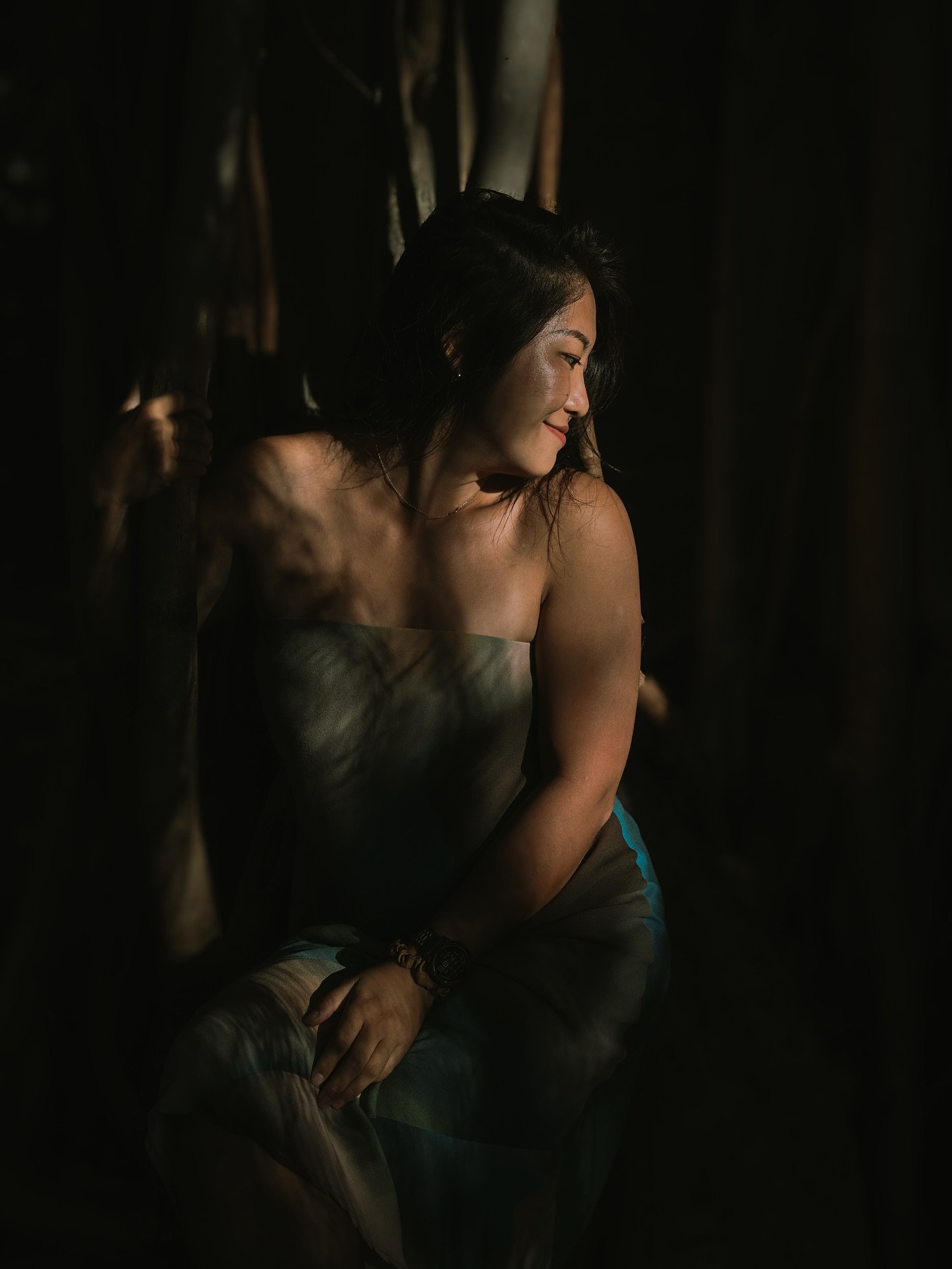 A breath between sun and shade.
@jm0m02 
.
.
.
.
.
.
.
#HawaiiPhotographer #HawaiiWeddingPhotographer #OahuPhotographer #HawaiiElopementPhotographer #CouplesInHawaii #LightAndShadow #IslandLove #CinematicPortrait #GoldenHourHawaii #destinationwedding