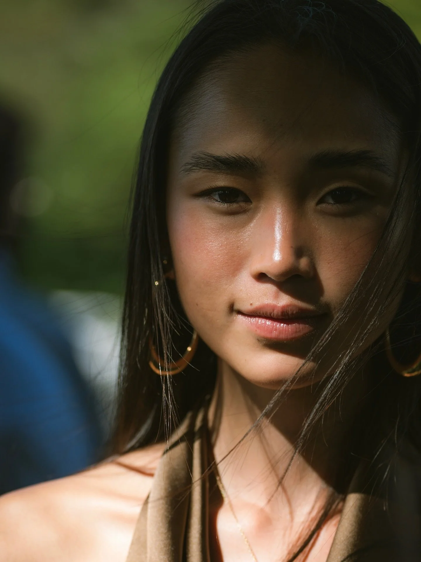 Soft light, quiet gaze.
@freesia.huang 
.
.
.
.
.
.
.
.

#HawaiiPhotographer #HawaiiWeddingPhotographer #OahuPhotographer #HawaiiElopementPhotographer #CouplesInHawaii #LightAndShadow #IslandLove #CinematicPortrait #GoldenHourHawaii #destinationweddi