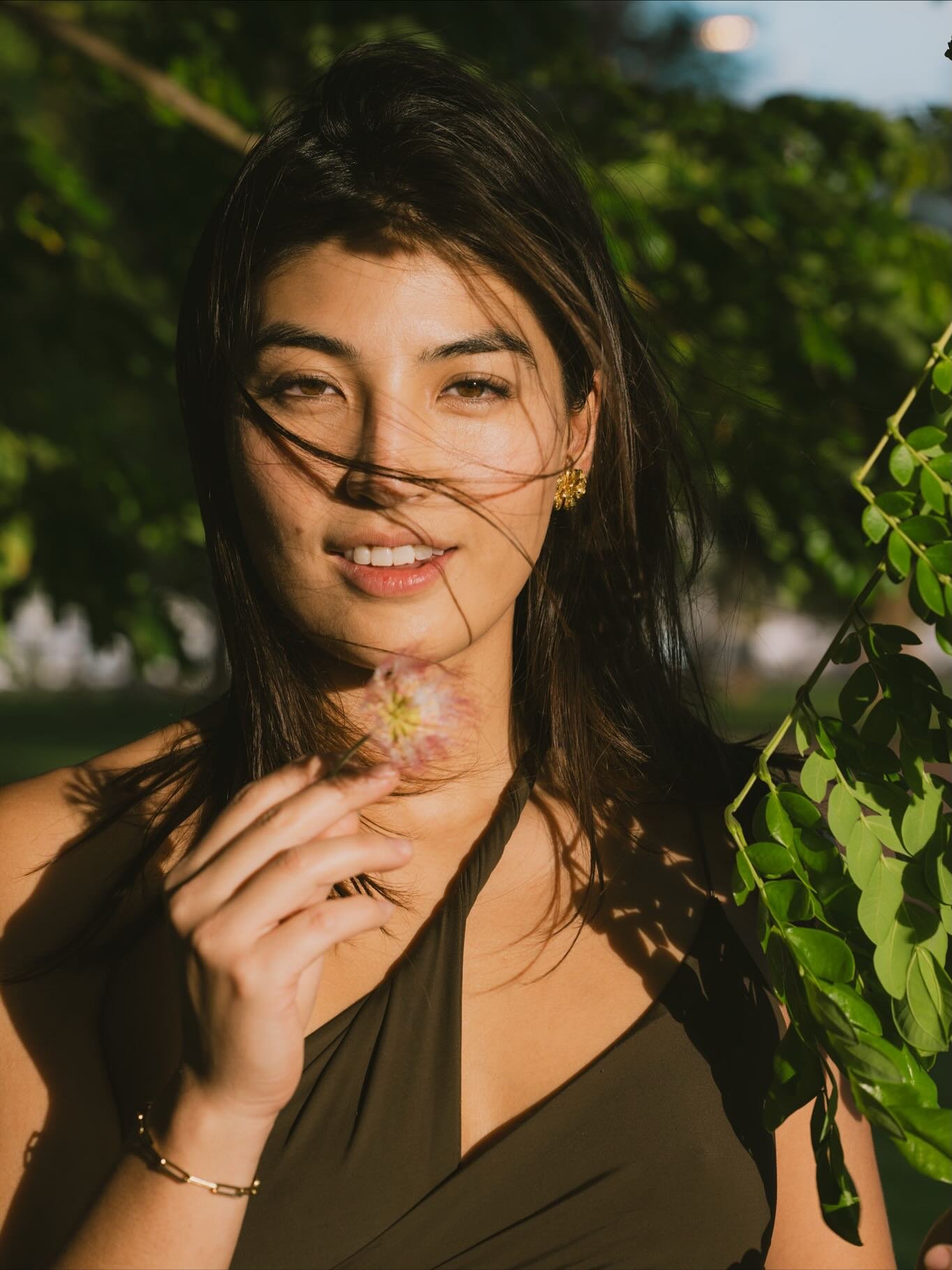 Wind, light, shadow &mdash; flower 🌺 and a smile 😀 
@yada.badaboom 
.
.
.
.
.
.
.
.
.
#hawaii #hawaiiphotographer #hawaiiphotography #hawaiiphotoshoot