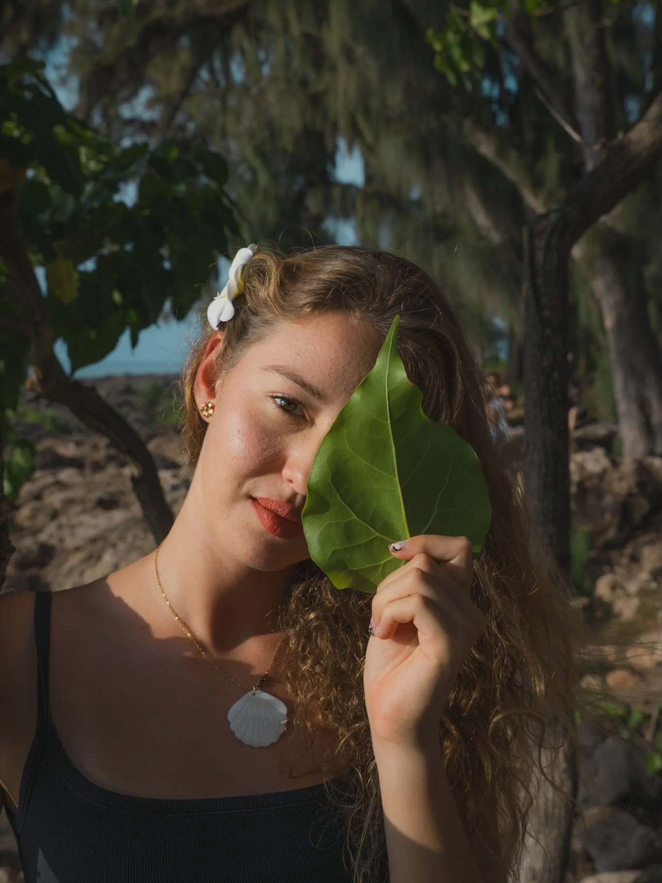 A Green and Mysterious Leaf 🍃
@eca_si 
.
.
.
.
.
.
#hawaiisbestphotos #hawaii #hawaiiphotographer #hawaiiphotography #portrait #hawaiiweddingphotographer #hawaiiwedding #hawaiiportraits