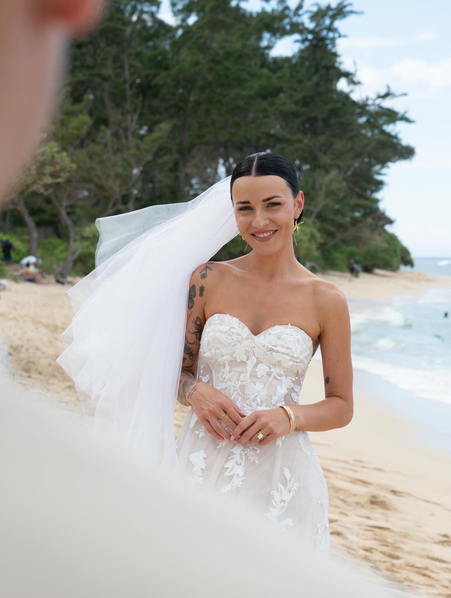 Take my hand, take my whole life too.
@jorgianicolaus 
.
.
.
.
.
.
.
#hawaiiwedding #hawaiiweddingphotographer #weddingphoto #weddingday