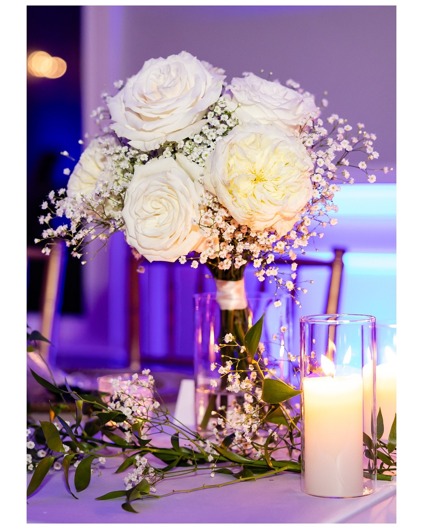 The best moments happen after dark&hellip; and always include dessert. 🤍🍰

📸 @amandagilleyphoto 
🌷 @poppyflowersco 
🍰 @kettermans_kitchen 
🏰 @theviewatbluemont