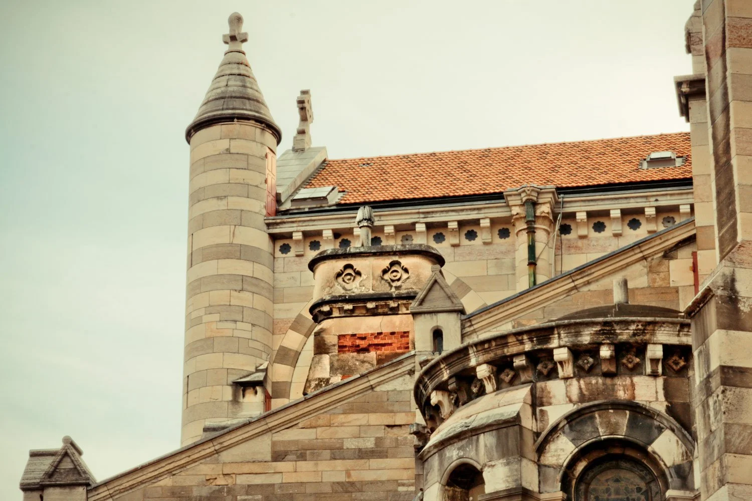 Une chimère apparaît sur la cathédrale de Gap.
