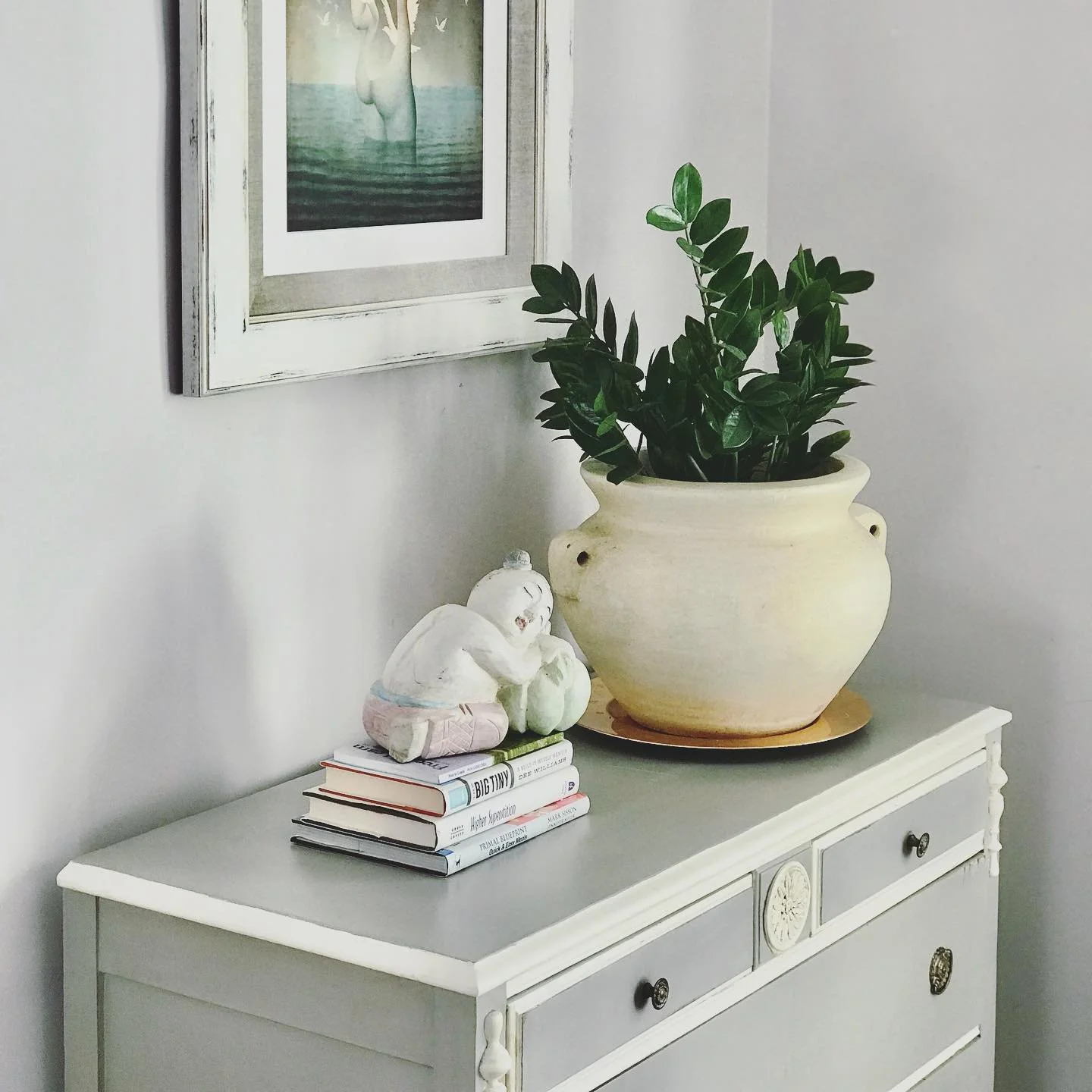 Tip of the day: Every room should have 1 plant. Even a fake one. 🌱 (ps: but no more than 3.) #plantrules #breath #waterme #zzplant #peacefulbedroom #homedecorator #hudsonvalleydecorators