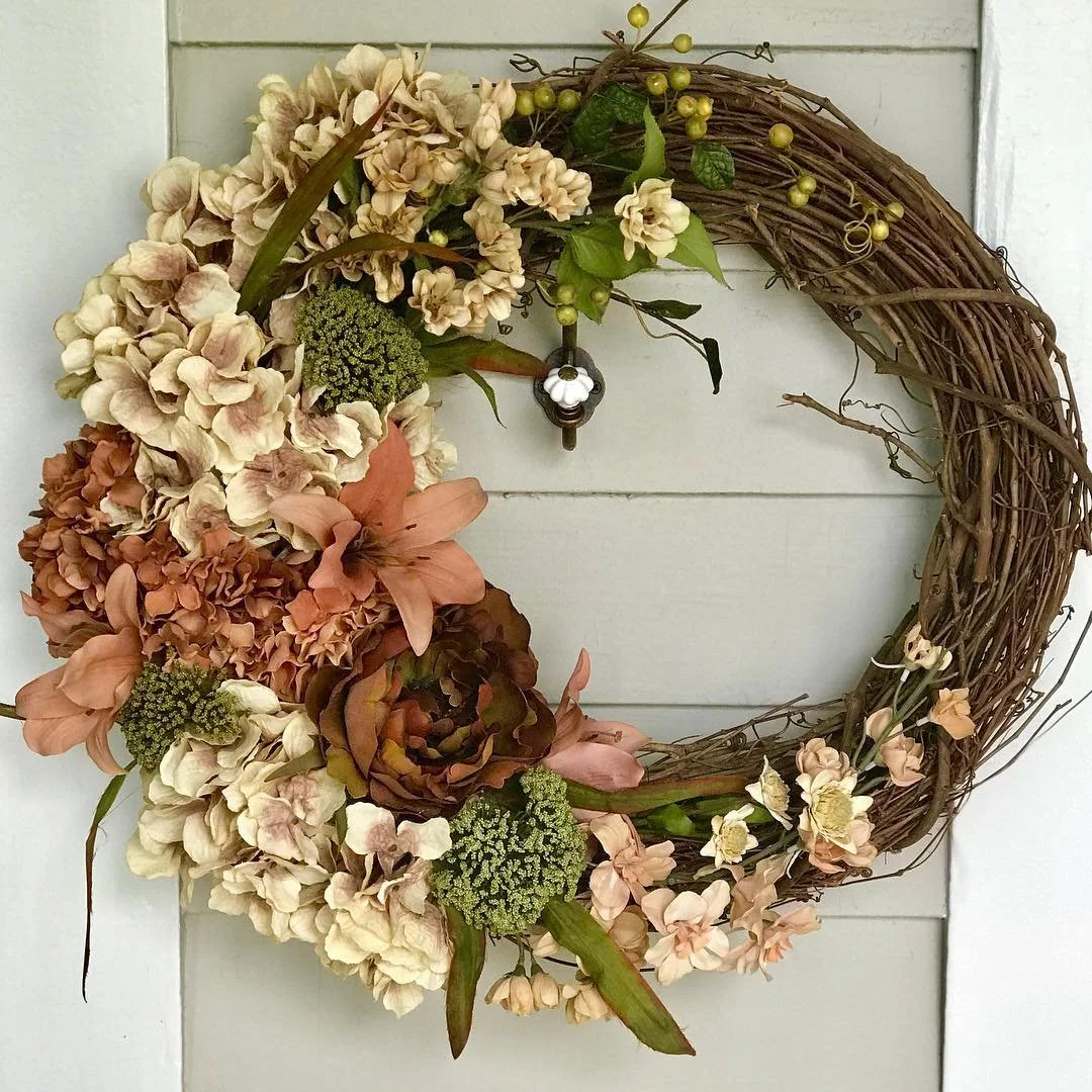Silk flowers are not just for making bouquets... I love wreaths because they make a house a home and this one is screaming &laquo;&nbsp;Welcome fall!!!&nbsp;&raquo;. If you need tips on how to decorate a wreath or where to install it, message me! #wr