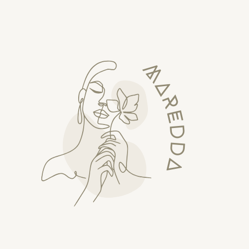 Illustration d'une femme avec un bandeau dans les cheveux, tenant une feuille avec une fleur, accompagnée du texte 'AARREDDÅ' en haut à droite.