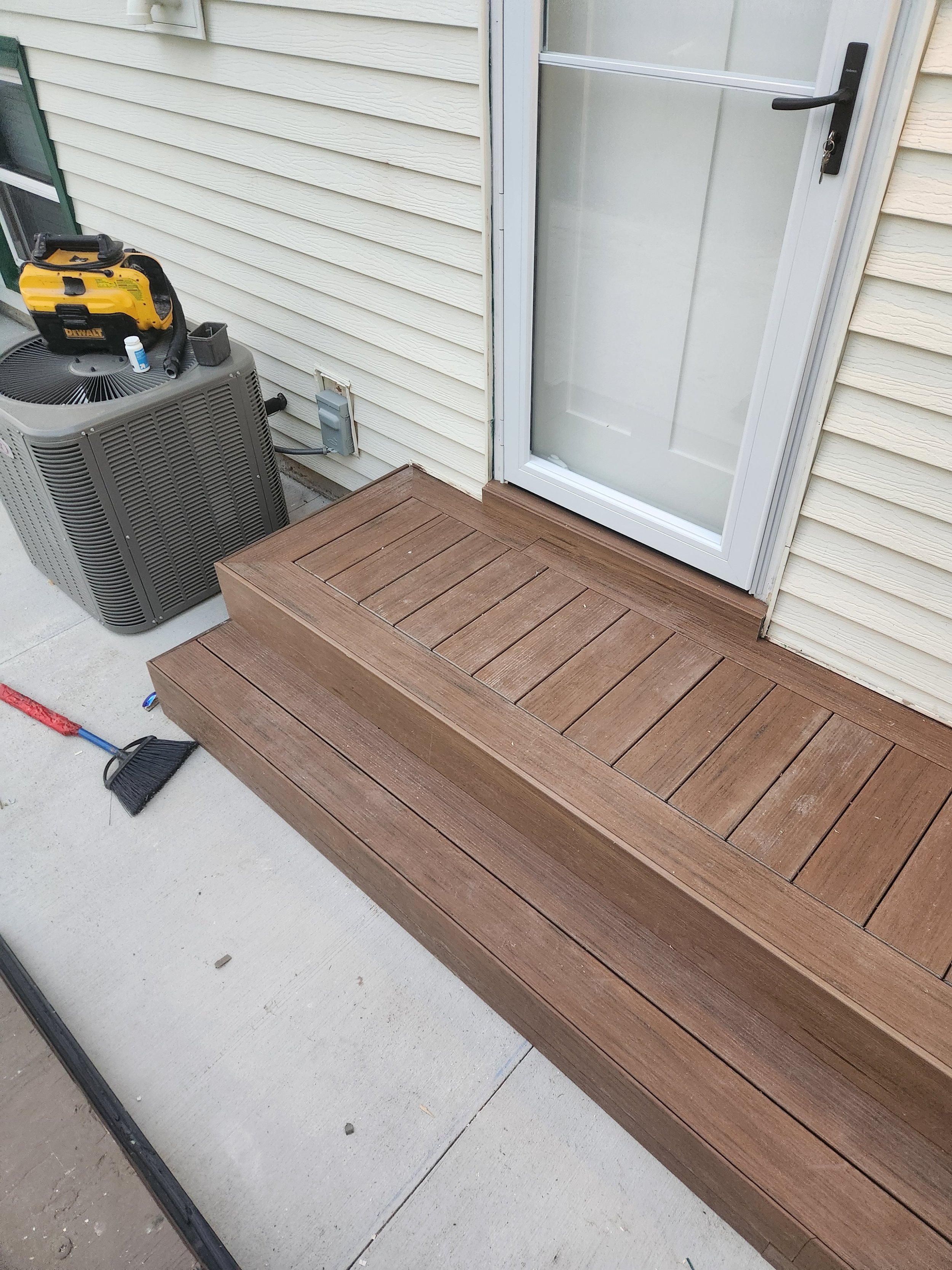 Composite deck built by Hawkeye Forge and Timber in Des Moines, Iowa