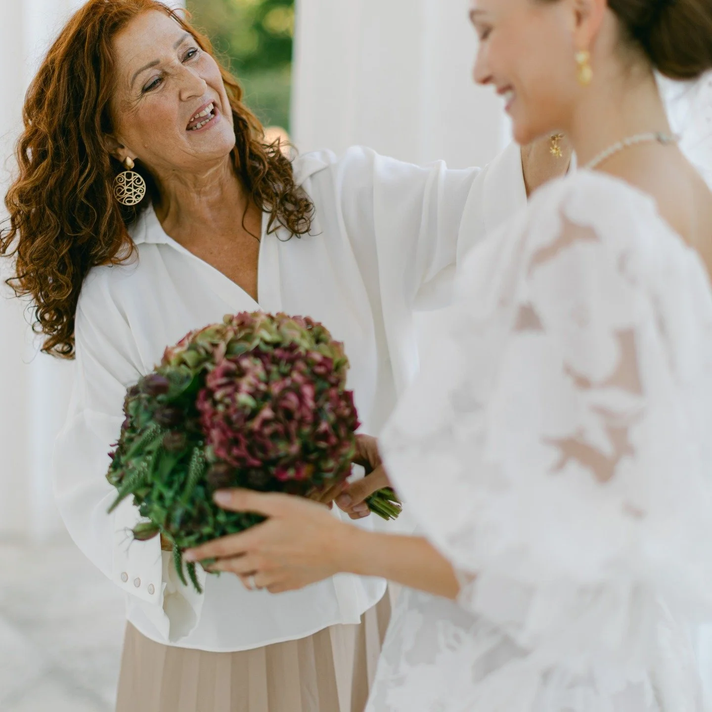 Ich liebe es, mit Paaren zusammen zu wachsen: vom ersten Kennenlernen &uuml;ber das Feilen an ihrer Geschichte bis zu genau diesem Augenblick, in dem sie &bdquo;Ja&ldquo; zu ihrem gemeinsamen Weg sagen.

Und bis zum letzten Moment der Zeremonie stehe