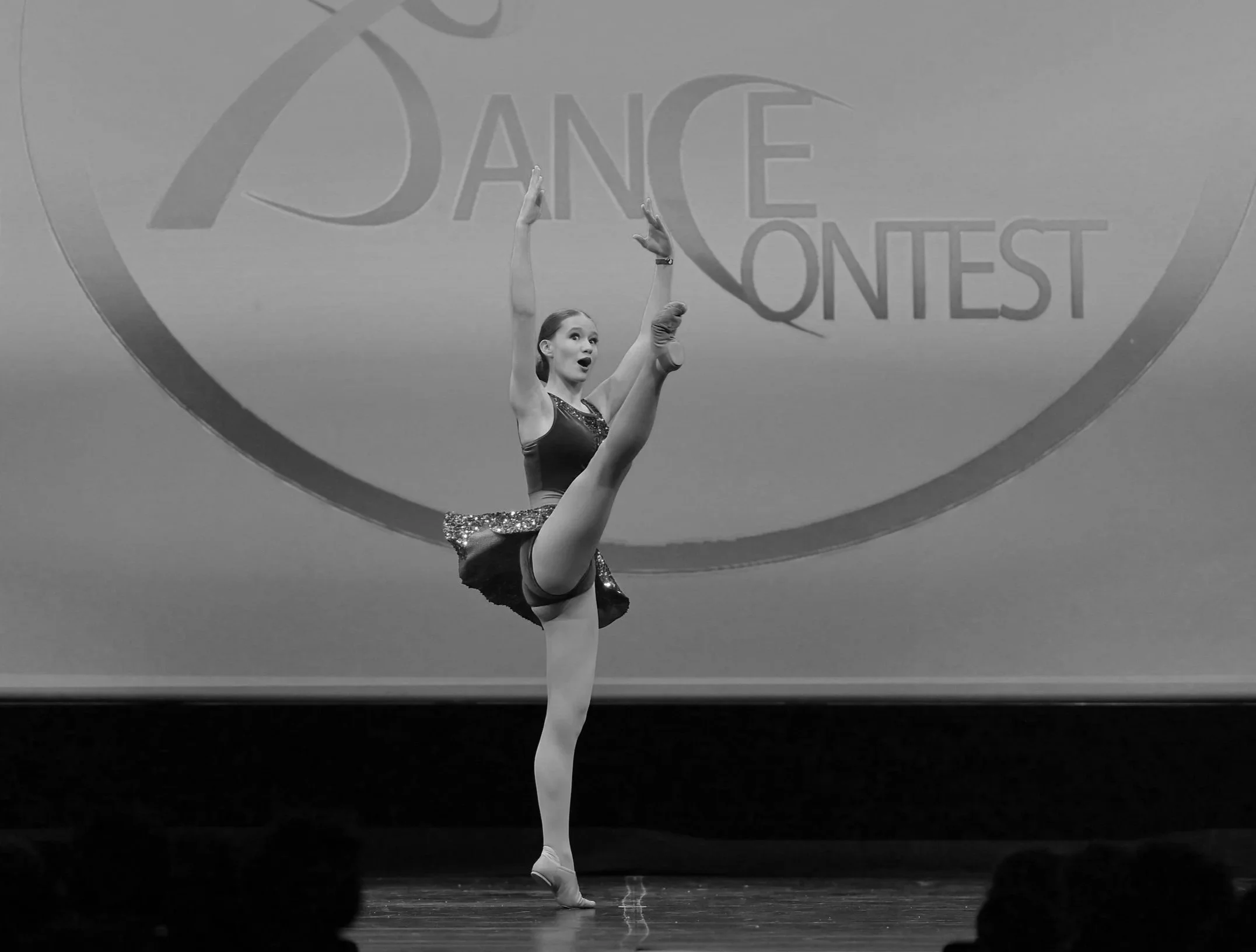 Ein junges Mädchen beim Ballettauftritt auf einer Bühne während eines Tanzwettbewerbs.