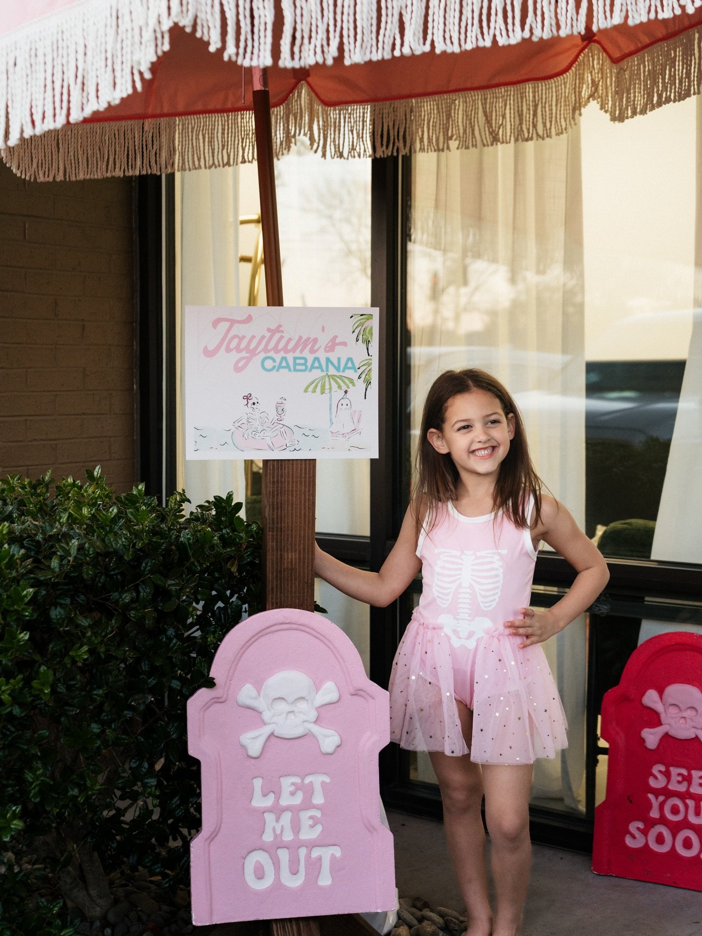 Skeletons, sunshine, and beachy vibes&hellip; 

Taytum&rsquo;s Cabana was officially the beach party of the afterlife 🌊🏝️💀

Planning and Decor @thepartyelevators 
Lemonade Bar @driftingdaisymobilebar 
Marquee @alphalitknoxville 
Ice cream @smileys
