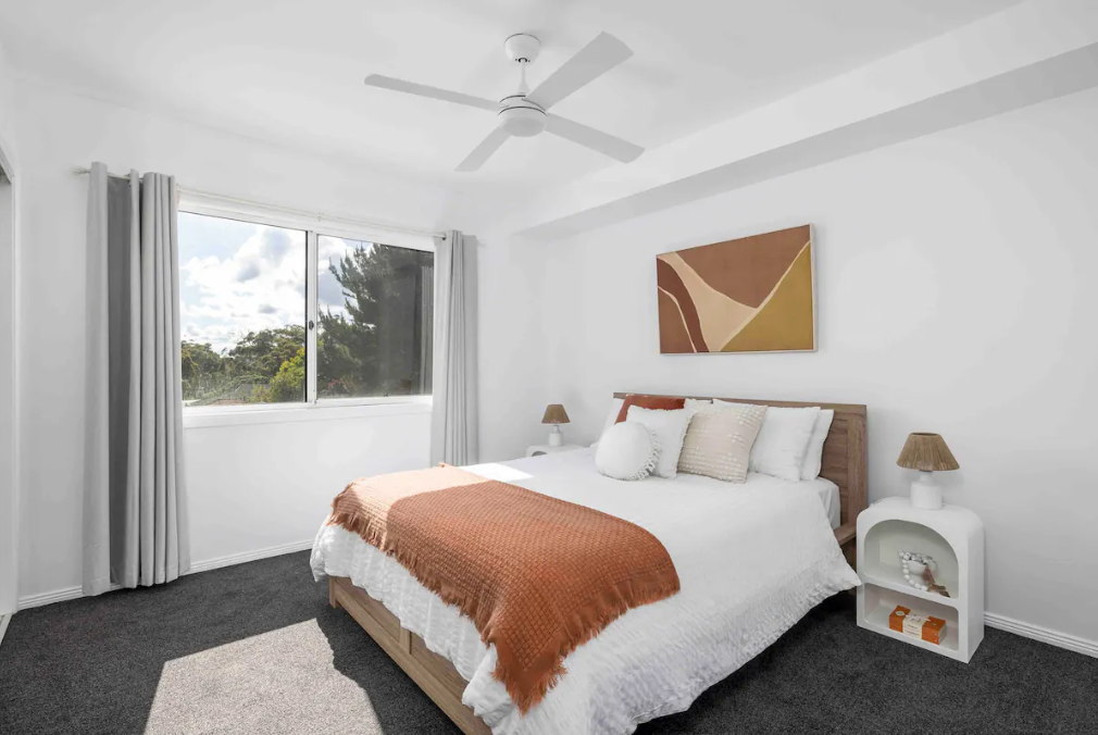 Second bedroom with queen bed