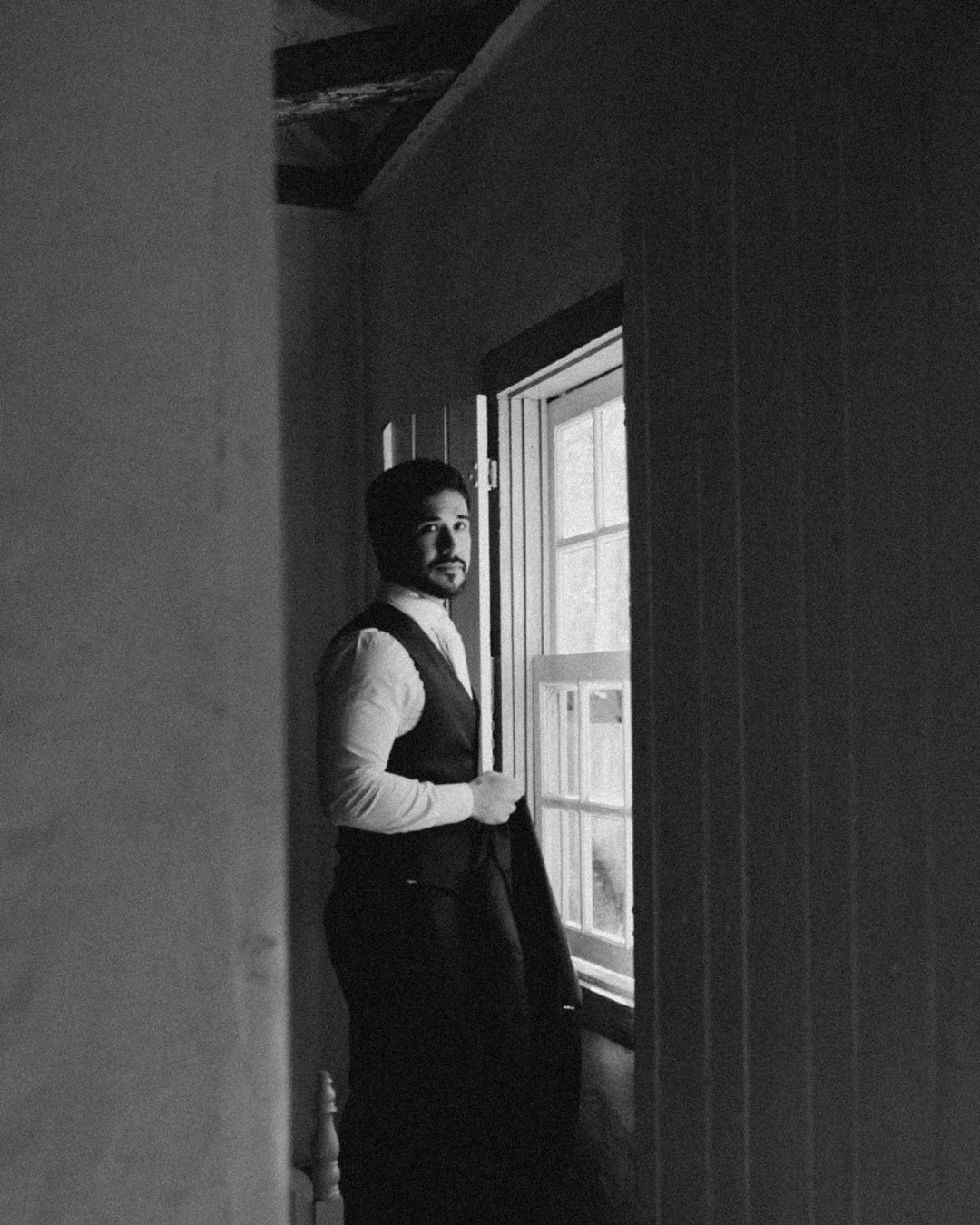 Antes do terno,
existe o homem.

Antes do &ldquo;sim&rdquo;,
existe o sil&ecirc;ncio que pesa,
a respira&ccedil;&atilde;o contida,
as m&atilde;os que procuram coragem nos bolsos.

O making of do noivo
&eacute; esse intervalo invis&iacute;vel
onde o m