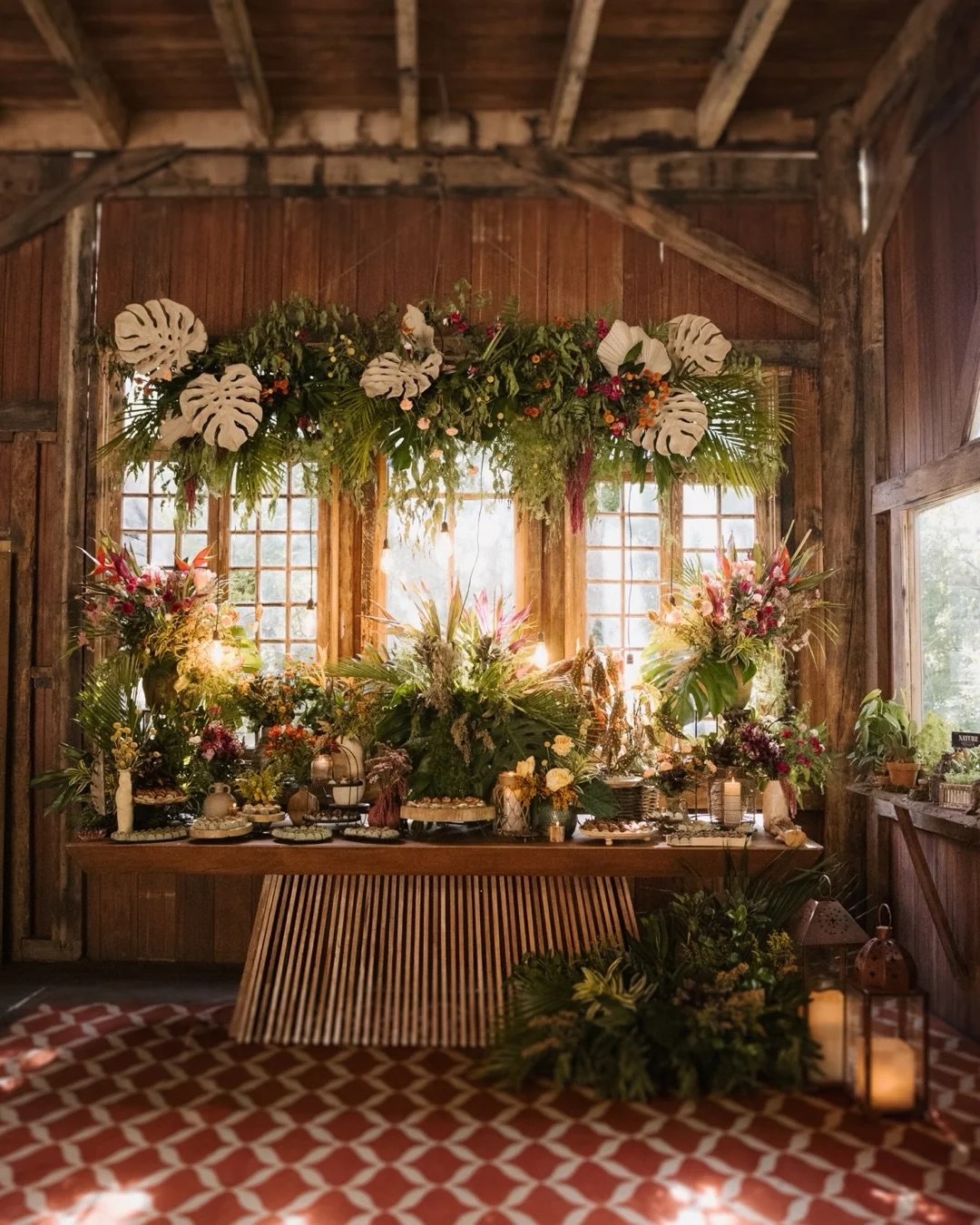 Nate &amp; Poli 🇺🇸🇧🇷

21 de dezembro.
Ver&atilde;o aberto,
flores tropicais,
o dia mais longo do ano &ndash;
como se o tempo soubesse
que dez anos mereciam mais luz.

Teve samba marcando o compasso do cora&ccedil;&atilde;o,
teve forr&oacute; junt