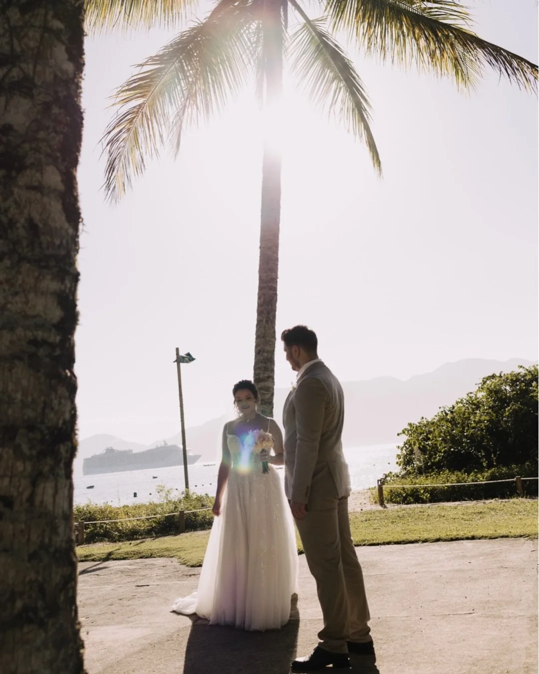 Tem amores que atravessam oceanos. 🇧🇴🇲🇩✈️

Ela, com ra&iacute;zes na Bol&iacute;via.
Ele, trazendo no cora&ccedil;&atilde;o a Mold&aacute;via.
E juntos escolheram Ilhabela como cen&aacute;rio para come&ccedil;ar um novo cap&iacute;tulo.

Mas o qu