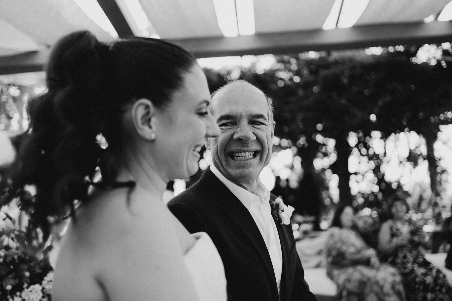 Abra&ccedil;os apertados, gestos de carinho e olhares que diziam tudo sem precisar de palavras.

Um casamento lindo em cada detalhe&hellip; mas ainda mais bonito era testemunhar a alegria genu&iacute;na e o afeto transbordando em cada convidado.

Esp