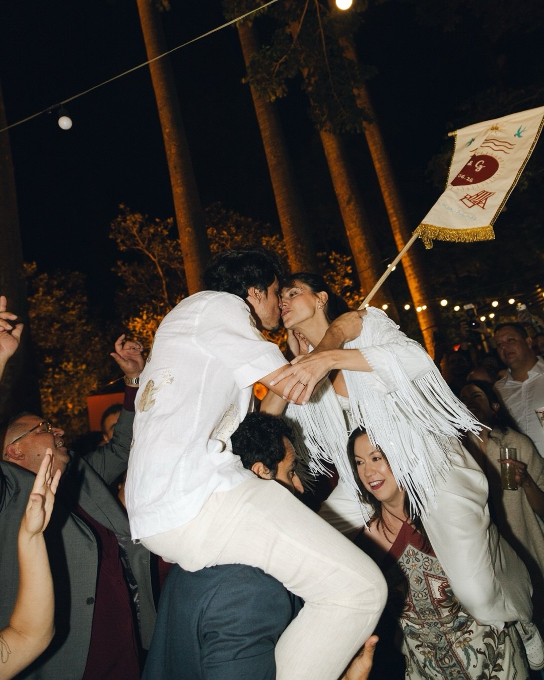 O Carnawedding de Gabi e Gu | 

A Gabi e o Gu trocaram protocolos por viver intensamente. Constru&iacute;ram uma cerim&ocirc;nia que fazia sentido para a pr&oacute;pria hist&oacute;ria, na fazenda da fam&iacute;lia, cercados por quem realmente import
