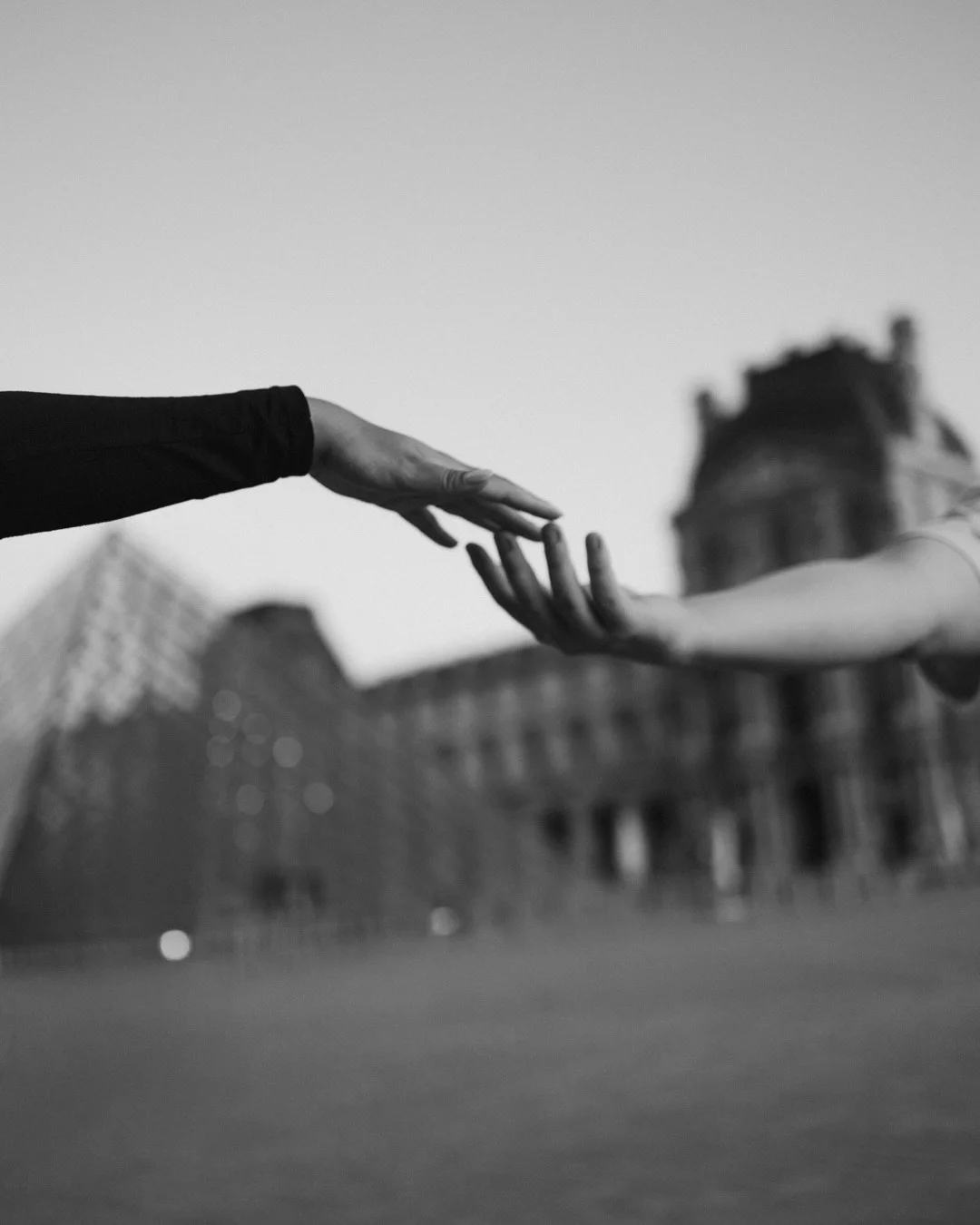 A saudade j&aacute; n&atilde;o mora entre eles.

Depois de tantos aeroportos, despedidas e reencontros&hellip;

Agora, Emanuelle e Corentin s&atilde;o casa um para o outro.
Para sempre. 

#paris #fotografoemparis #fotografia #ensaiodecasal