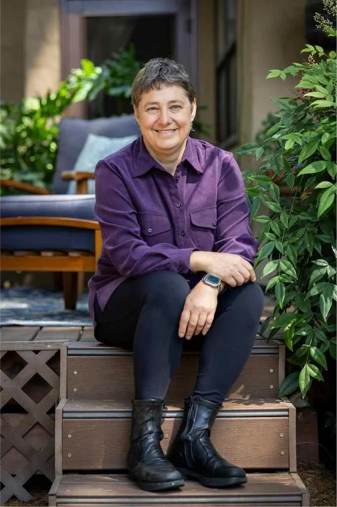 Photo of Amanda Mortimer, Ph.D., sitting on steps