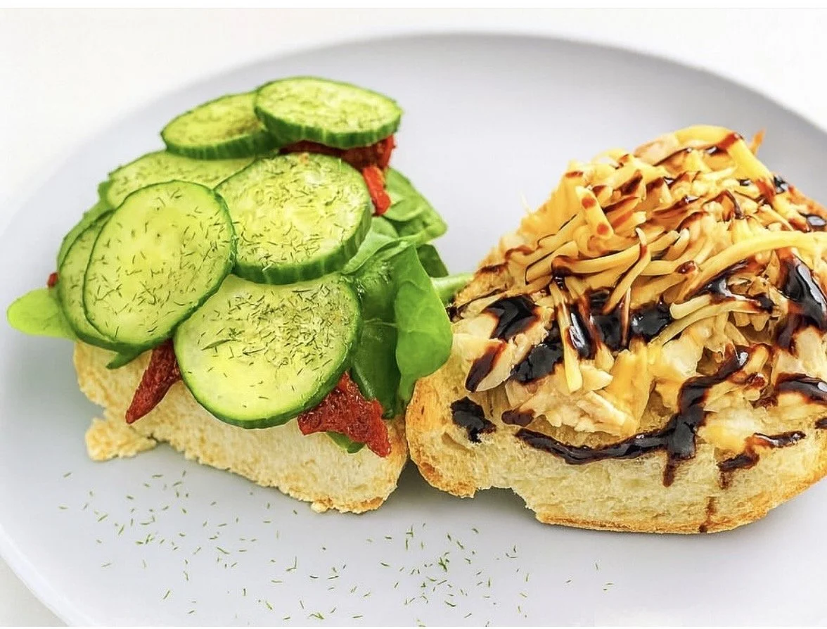 Grilled chicken sandwich with fresh lettuce, tomato, and toasted bread — healthy and delicious lunch idea.