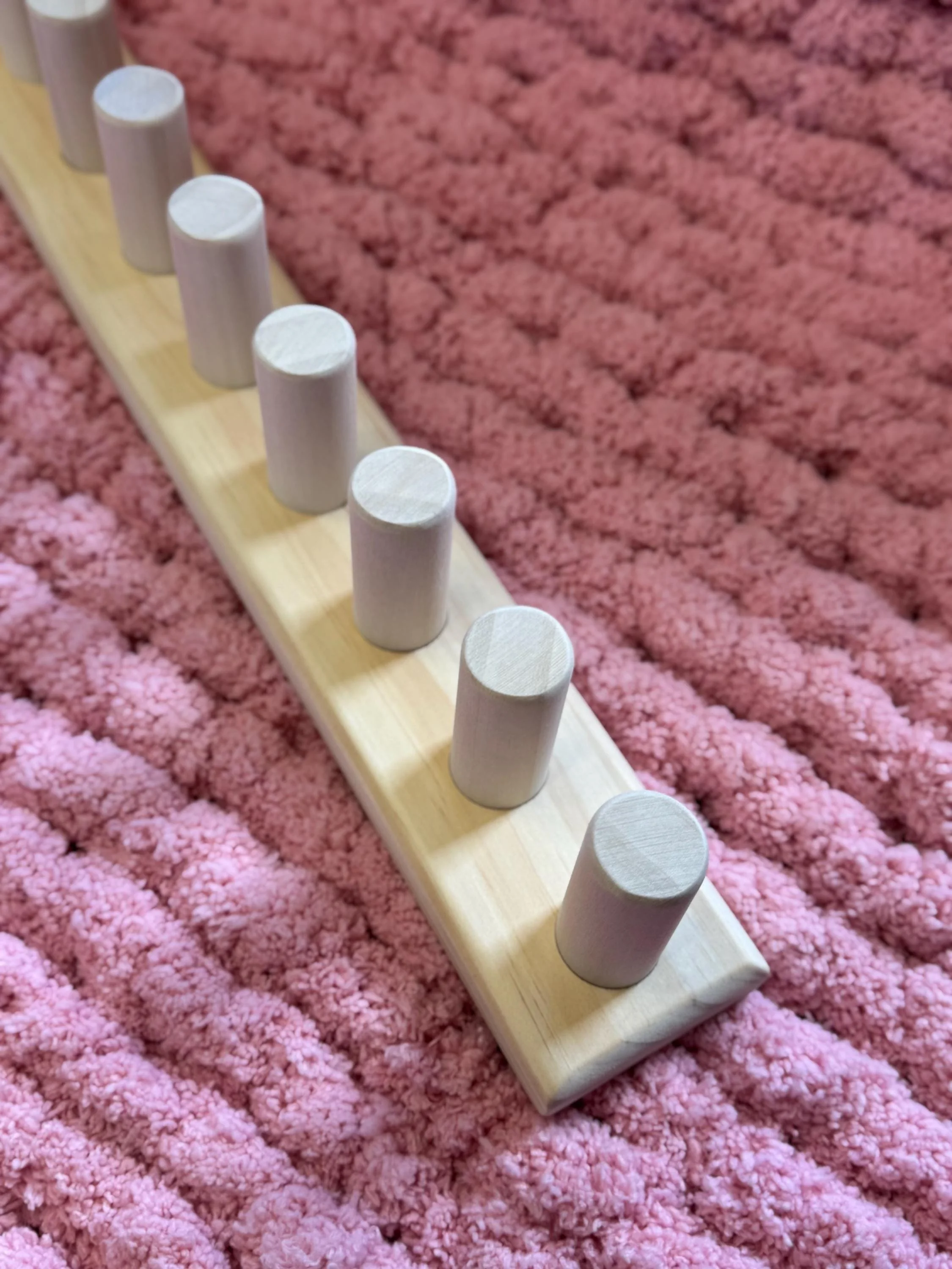 Jumbo hand knit blanket loom, 1” peg, 3cm yarn