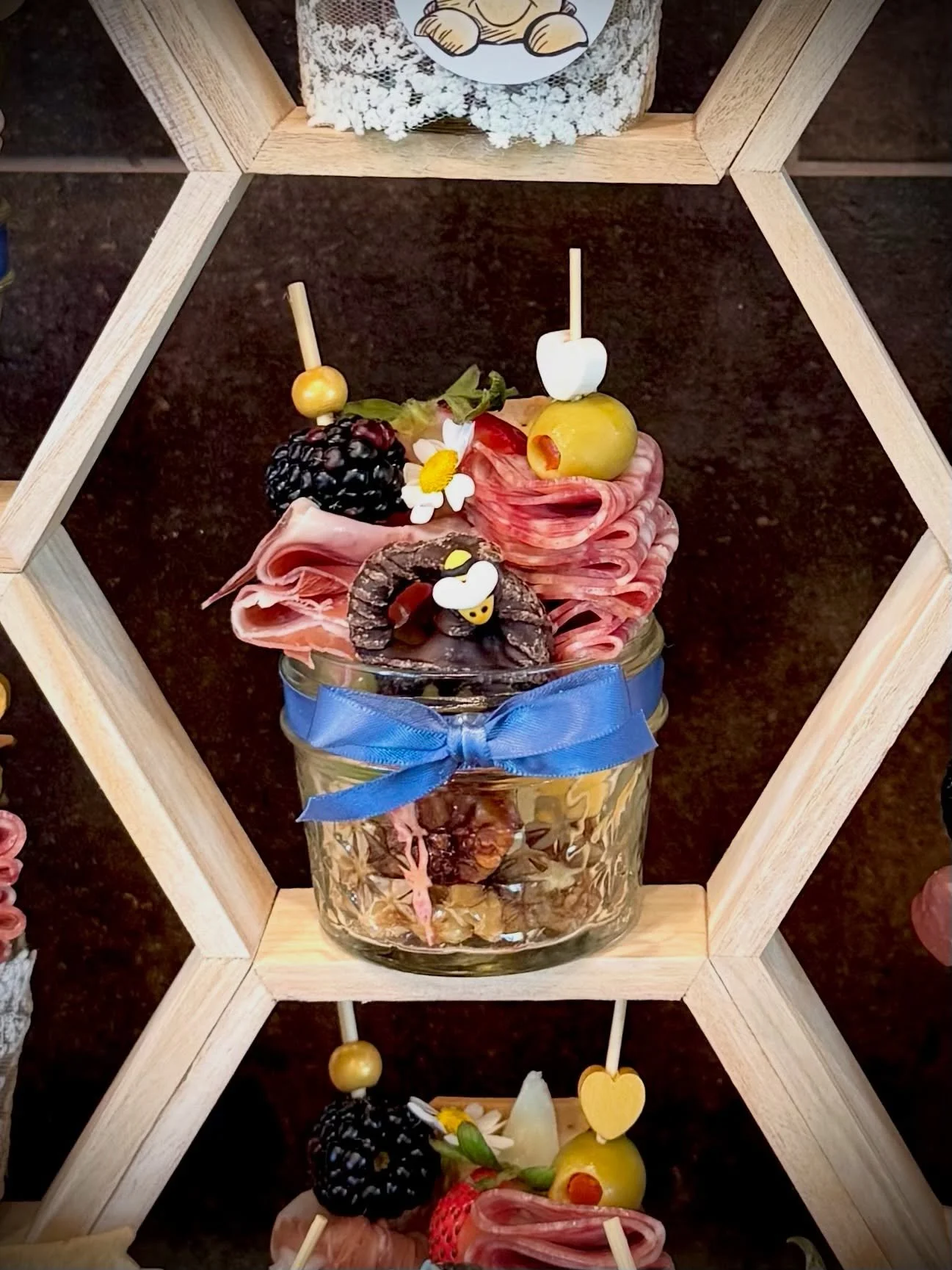 Honeycomb display. Lace-wrapped jars. Little bee picks and wildflower blooms. When the theme is Winnie the Pooh, we go all the way. 🍯🖤🌼

#savorysociety #charcuterie #babyshower #stlcatering #stlcharcuterie